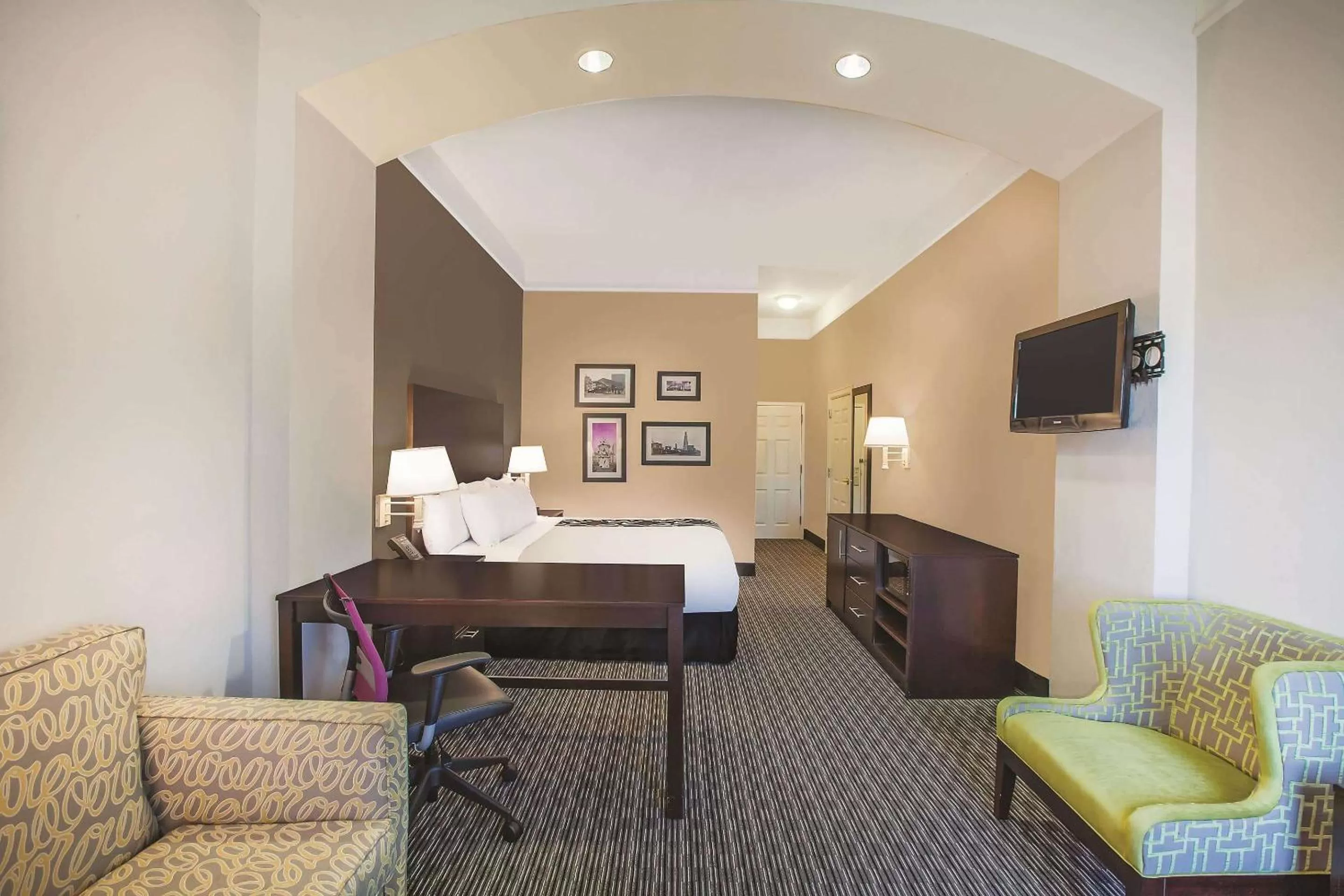 Bed, Seating Area in La Quinta by Wyndham Beaumont West