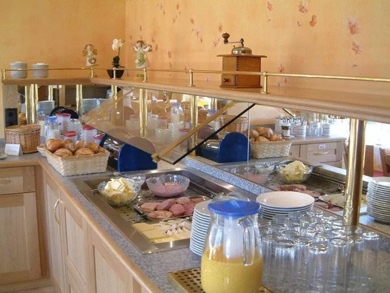 Restaurant/places to eat in Landhotel Repetal