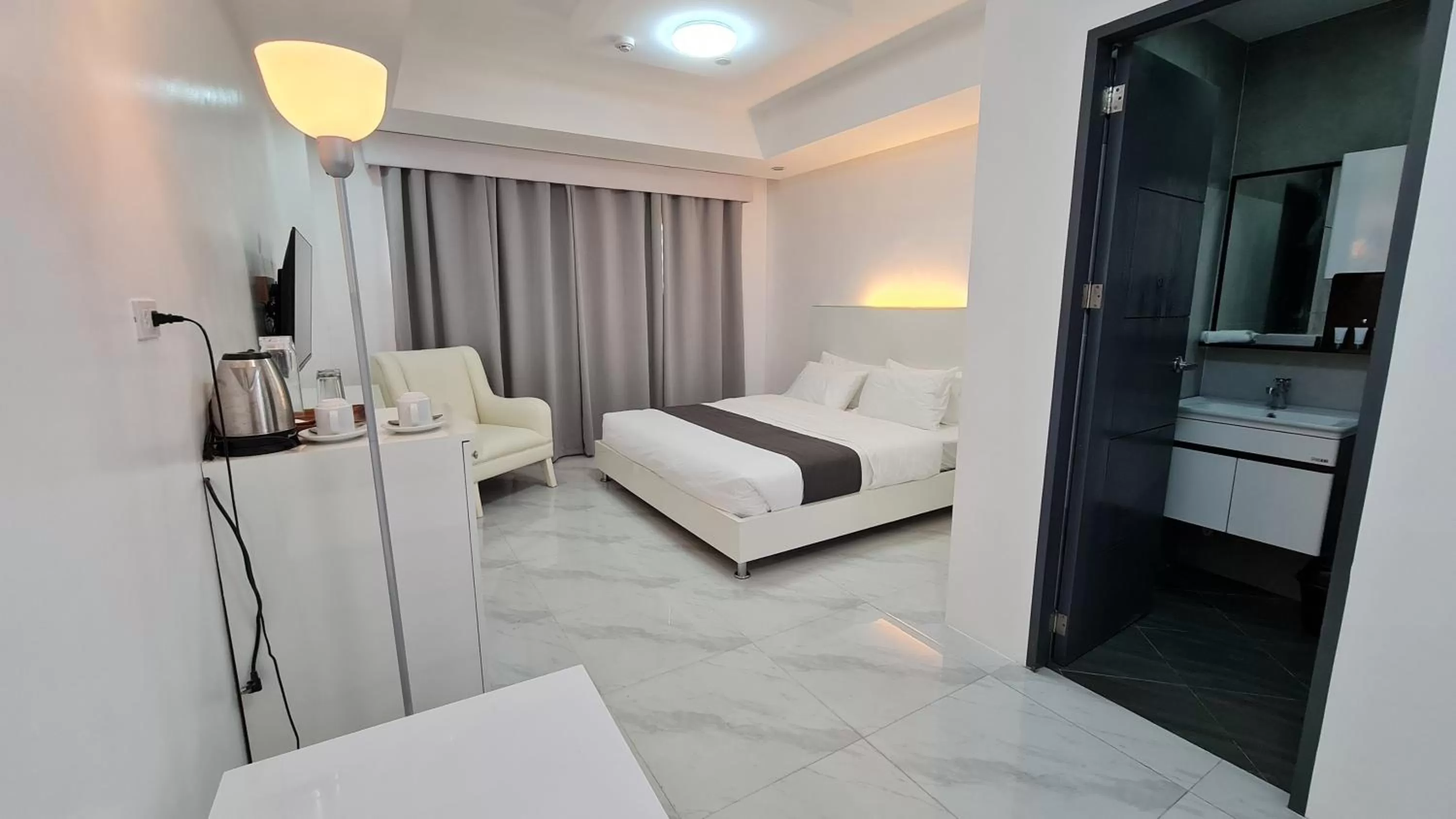 Bedroom, Bed in Staycation Hotel