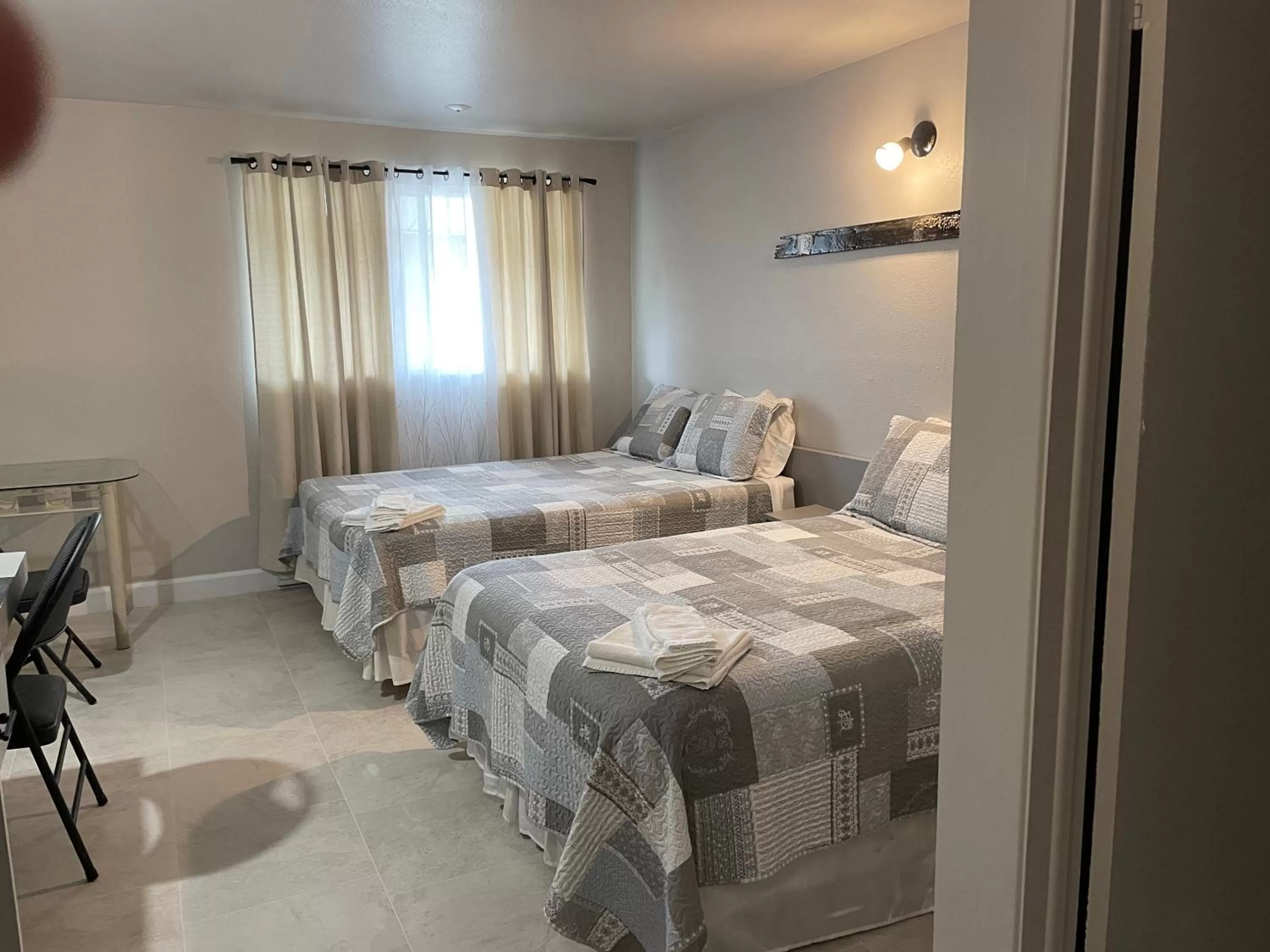 Photo of the whole room in Motel du rosier