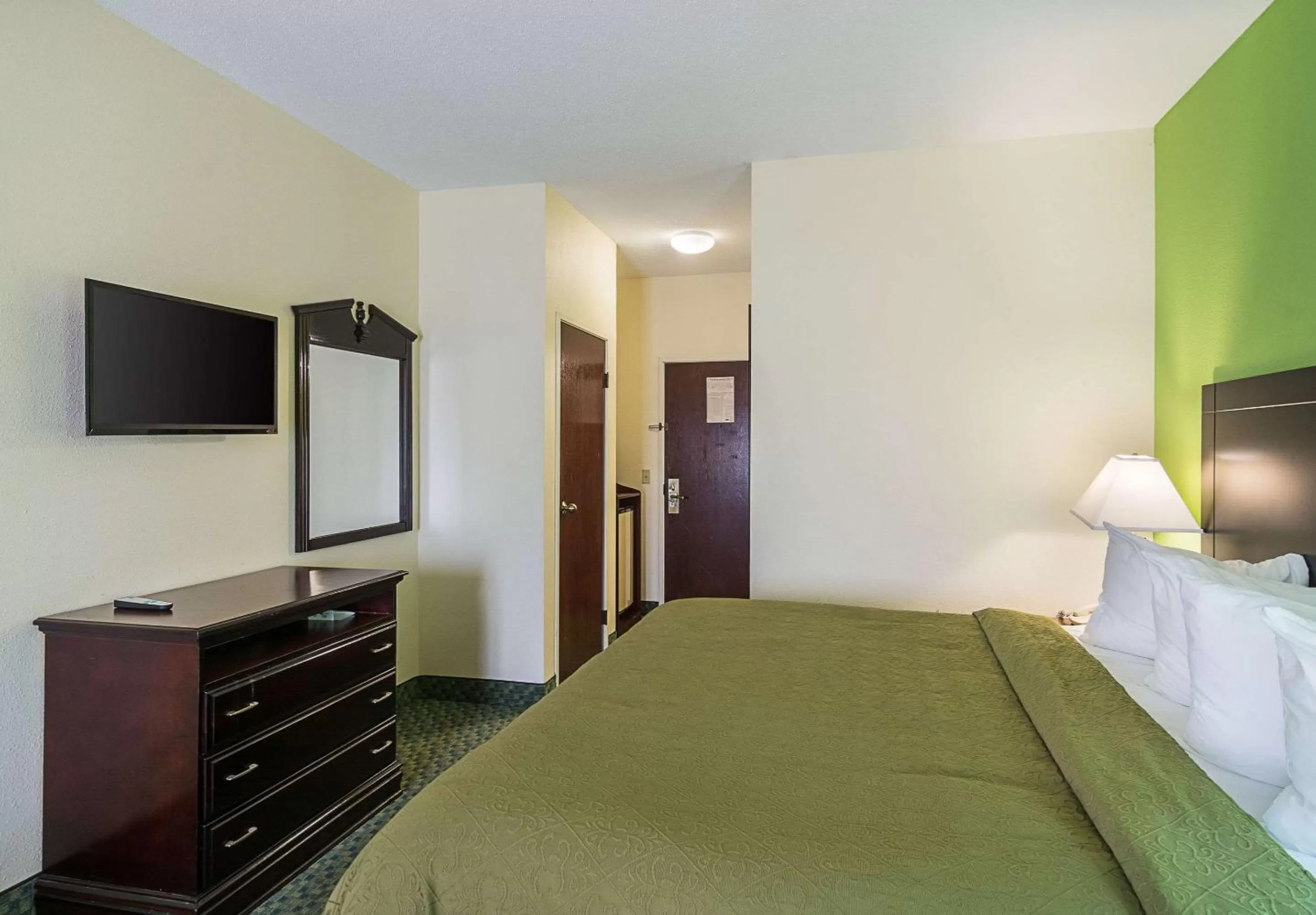 Photo of the whole room, Bed in Quality Inn & Suites Harvey - Chicago Southland