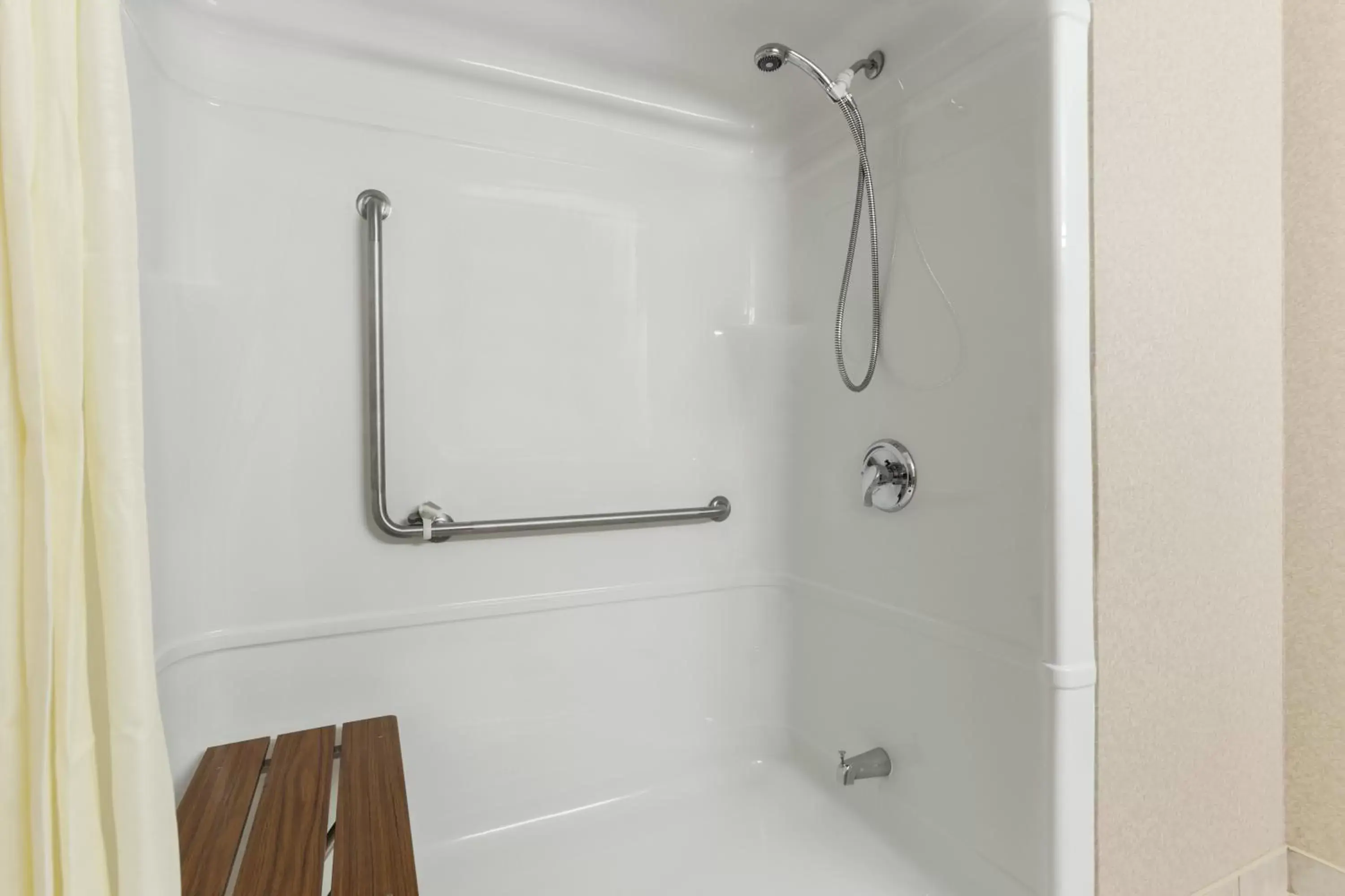 Deluxe King Room - Disability Access in Days by Wyndham Niagara Falls Centre St. By the Falls Deluxe King Room - Disability Access in Days by Wyndham Niagara Falls Centre St. By the Falls