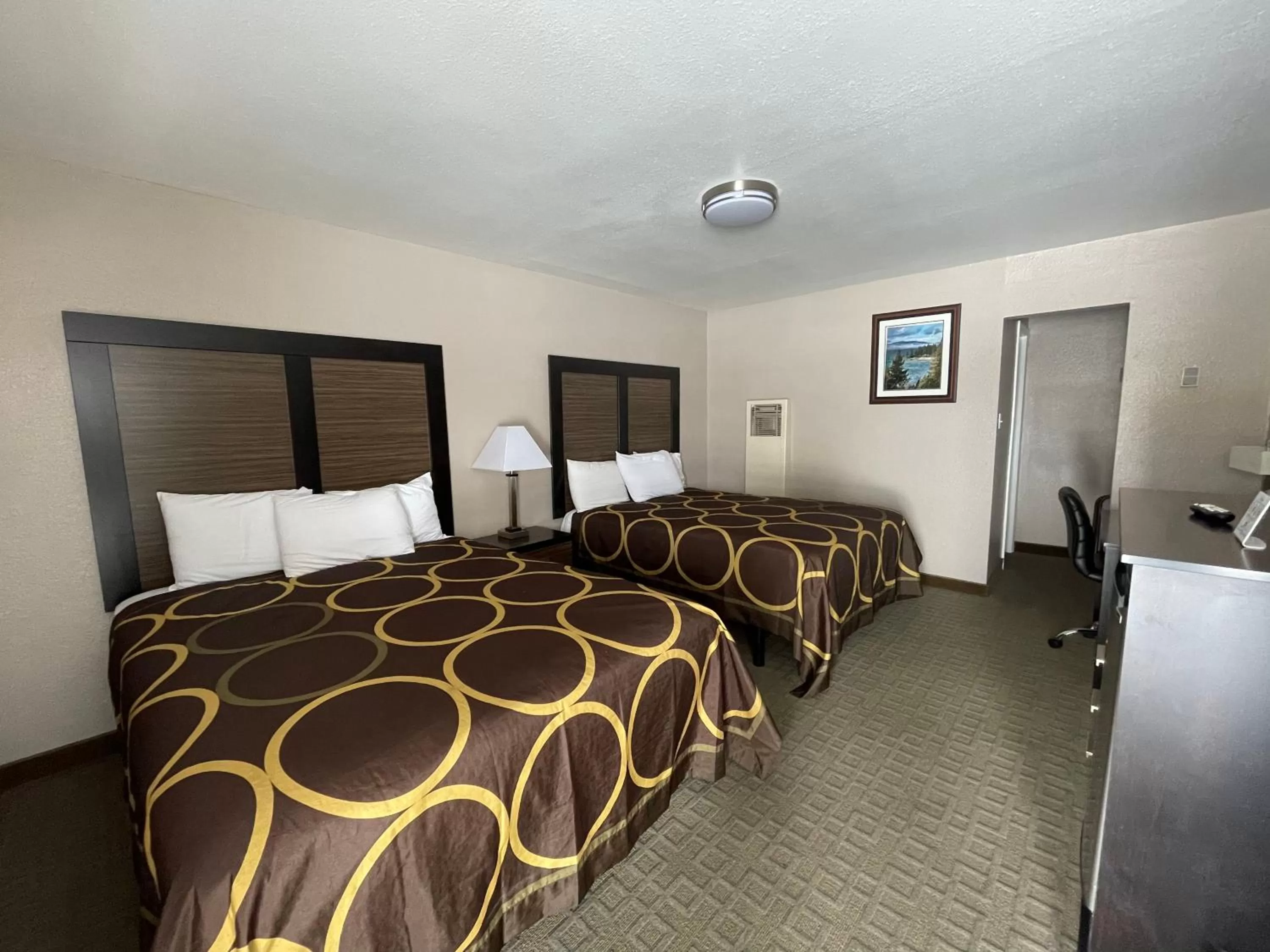 Bed in Beverly Lodge