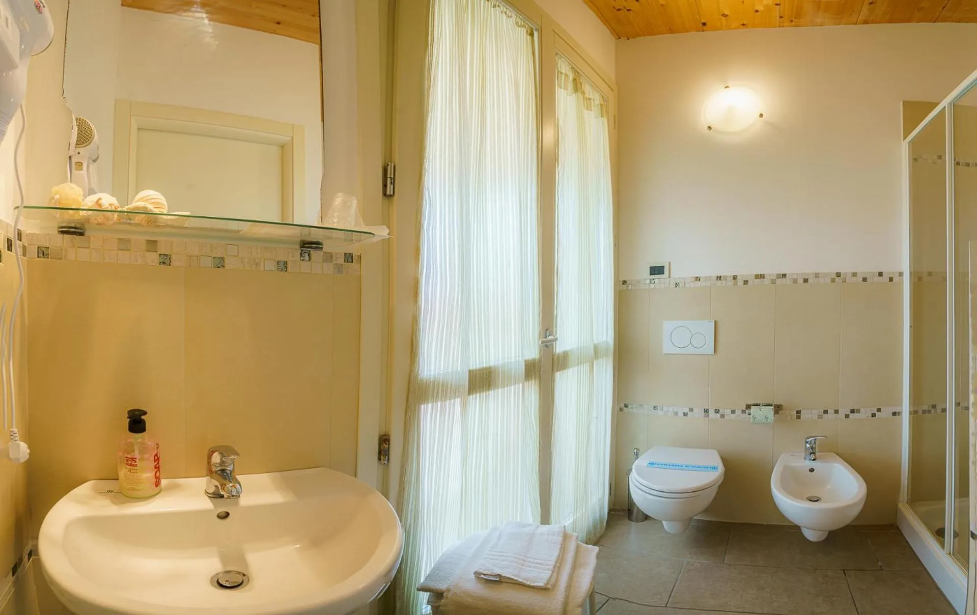 Bathroom in Albergo La Lampara