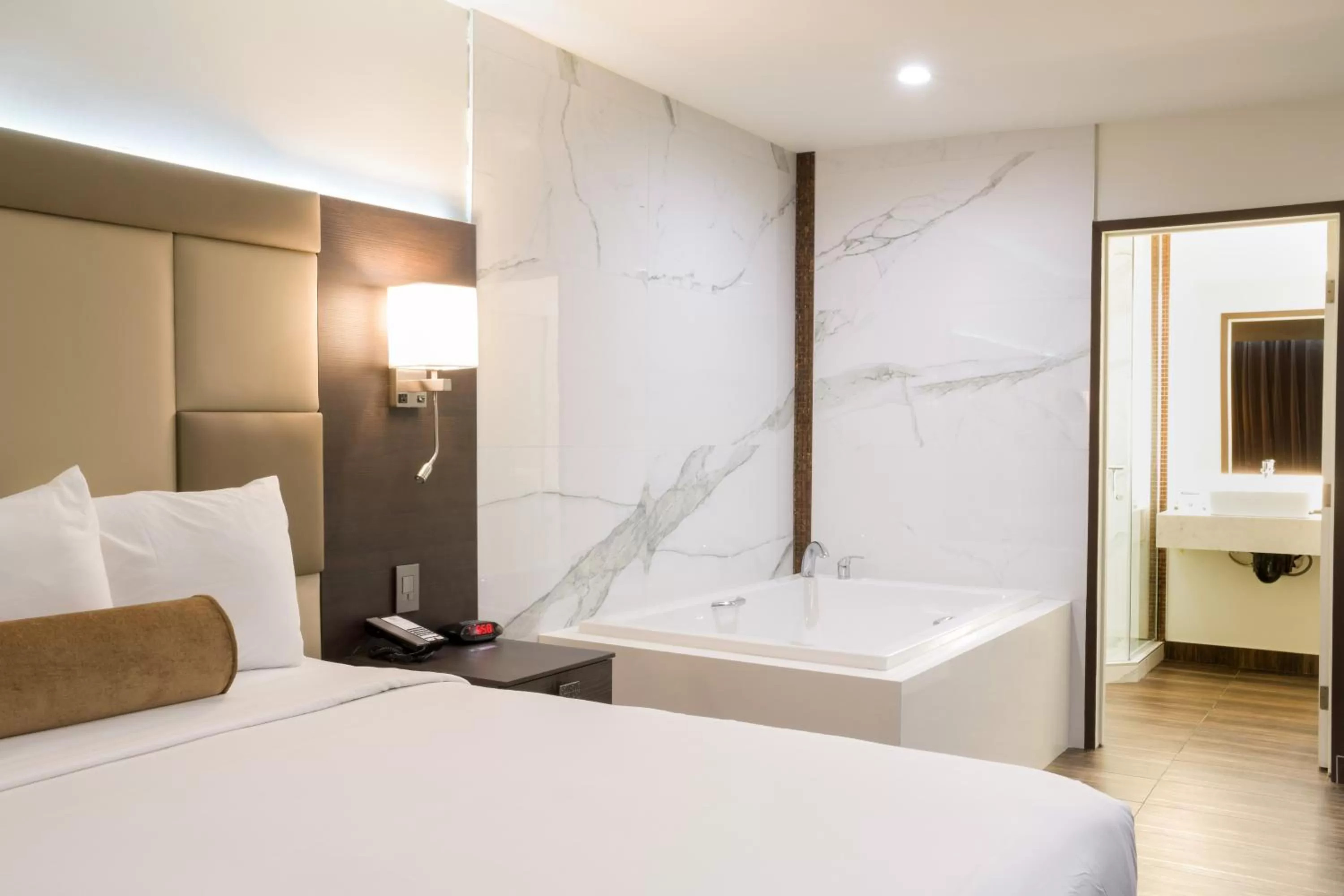 Photo of the whole room, Bed in Hotel Xilo Glendale