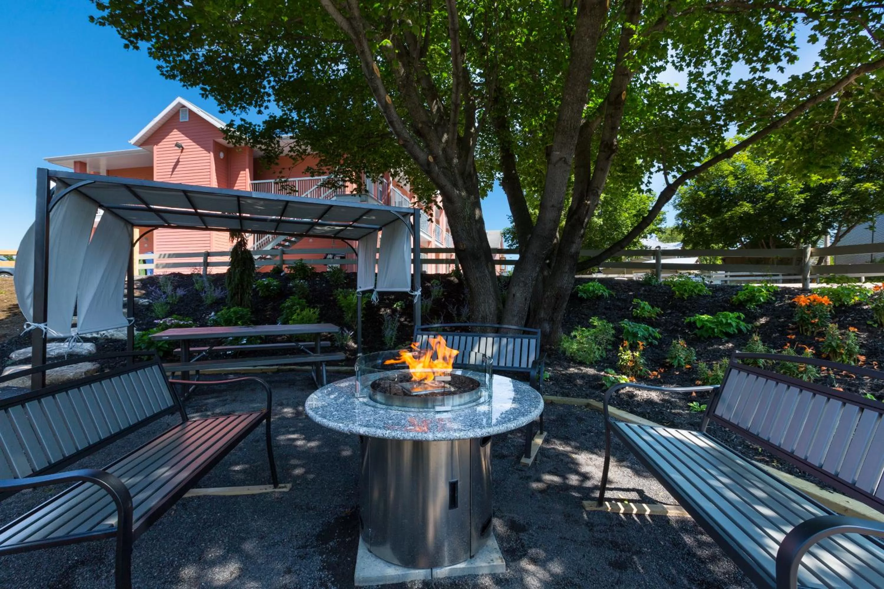 BBQ facilities in Hôtel-Motel Castel de la Mer