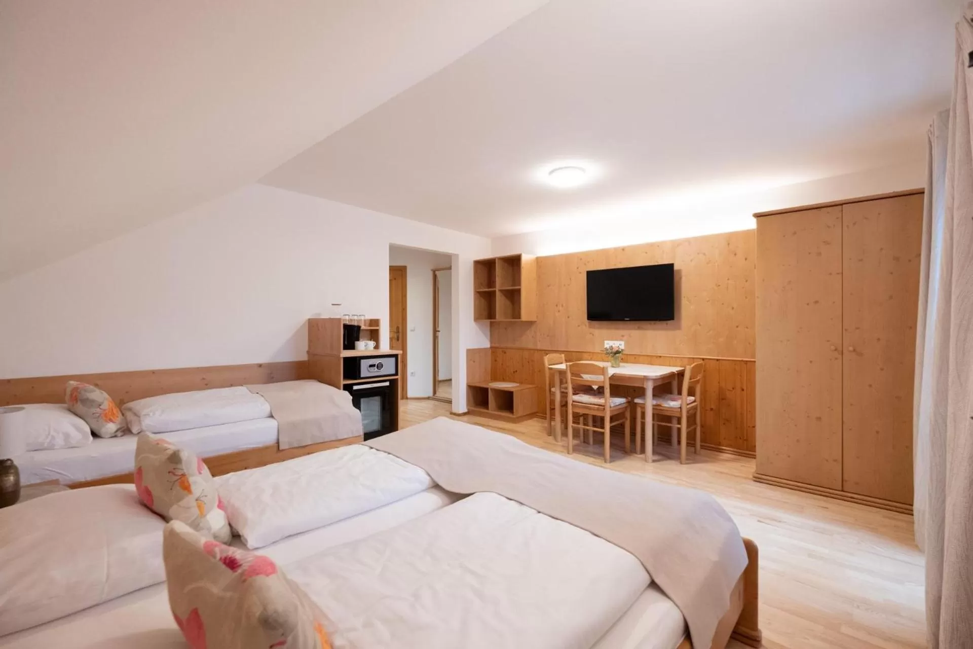 Photo of the whole room, Bed in Santner, Hotel