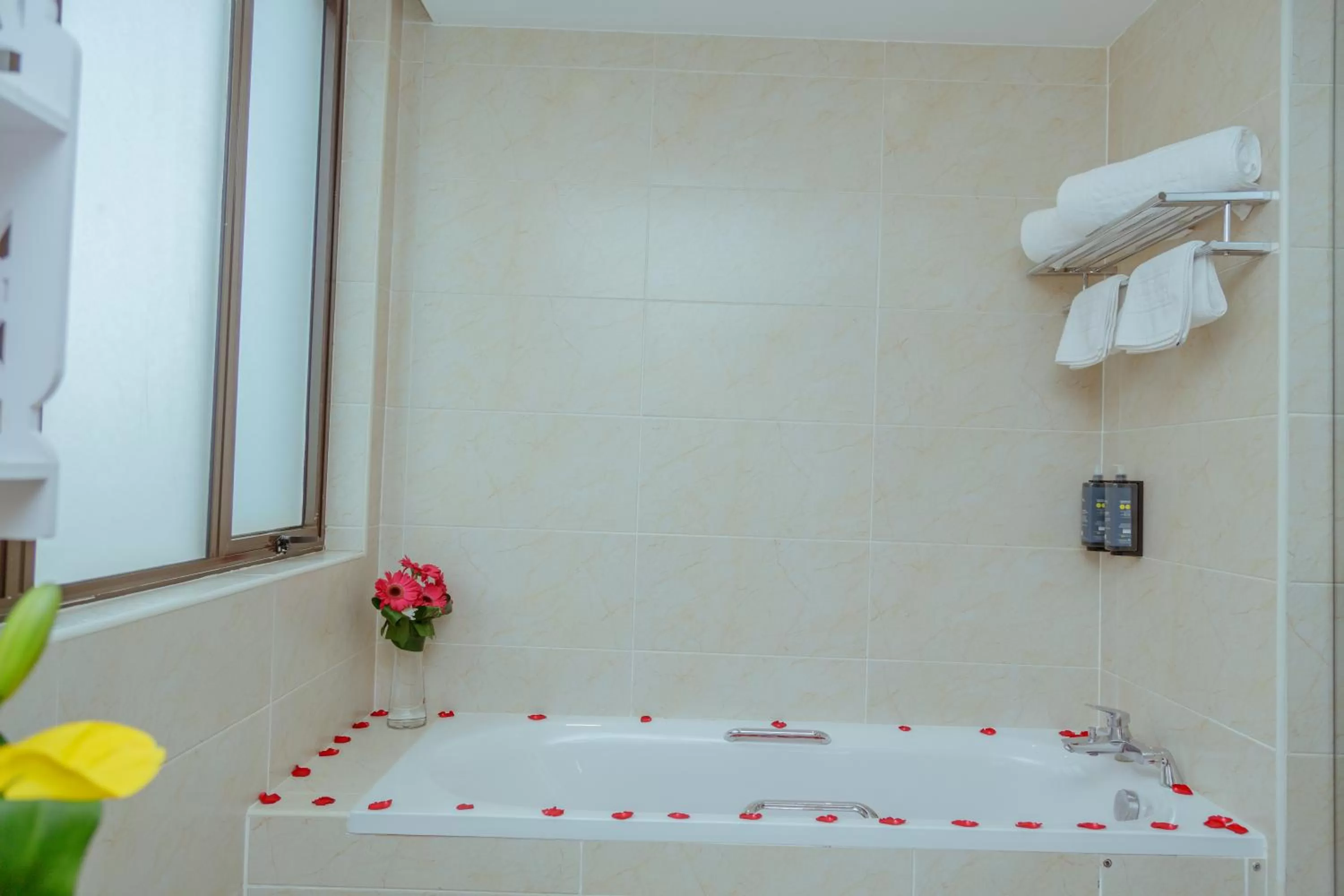 Bath, Bed in Sarova Woodlands Hotel and Spa