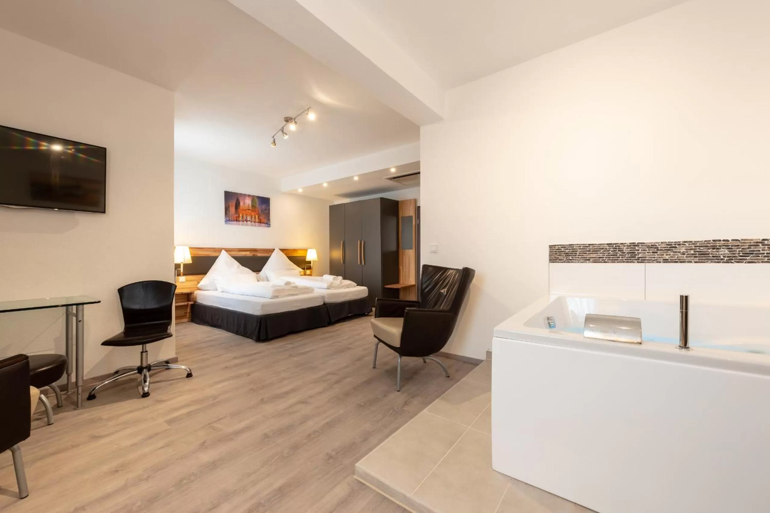 Bedroom, Bed in Hotel in Laisen