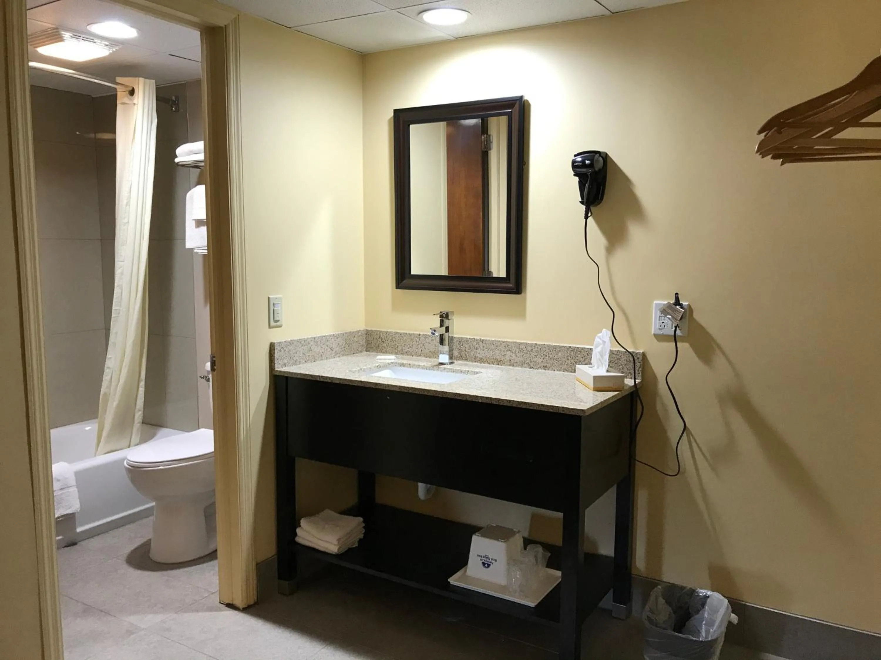 Bathroom in Soudersburg Inn & Suites Lancaster