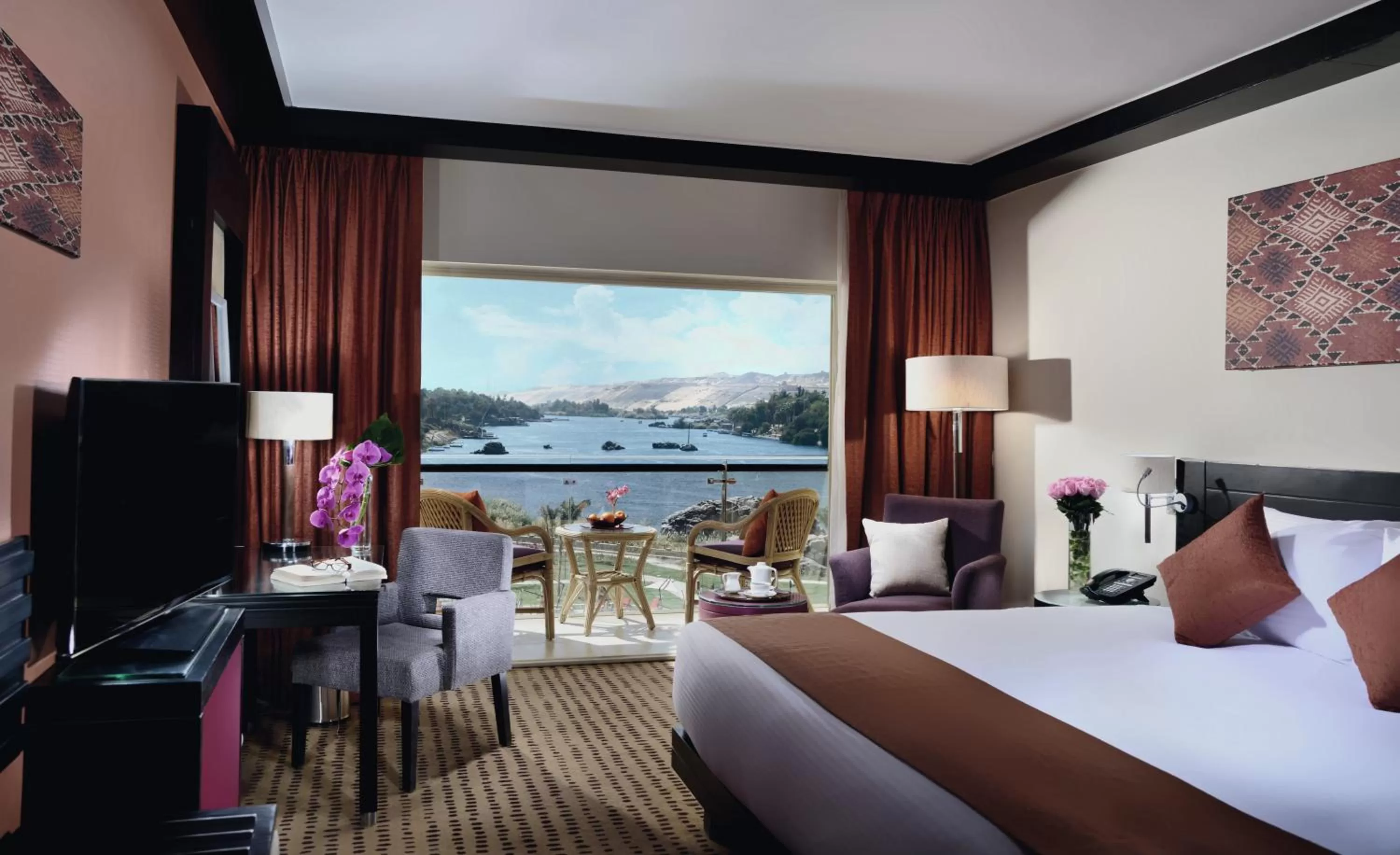 View (from property/room), Bed in Mövenpick Resort Aswan