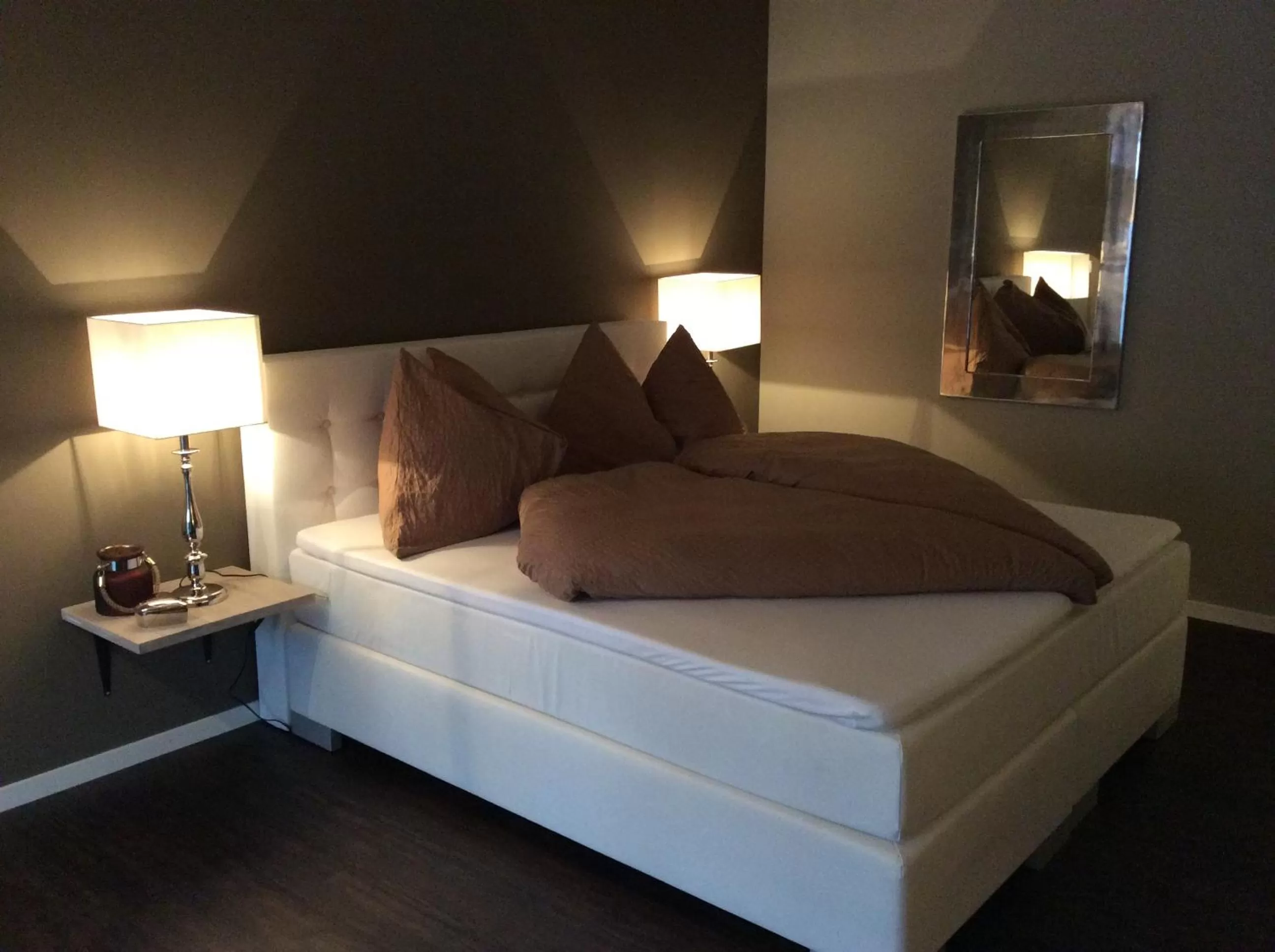 Property building, Bed in Landcafe mit Mini Hotel