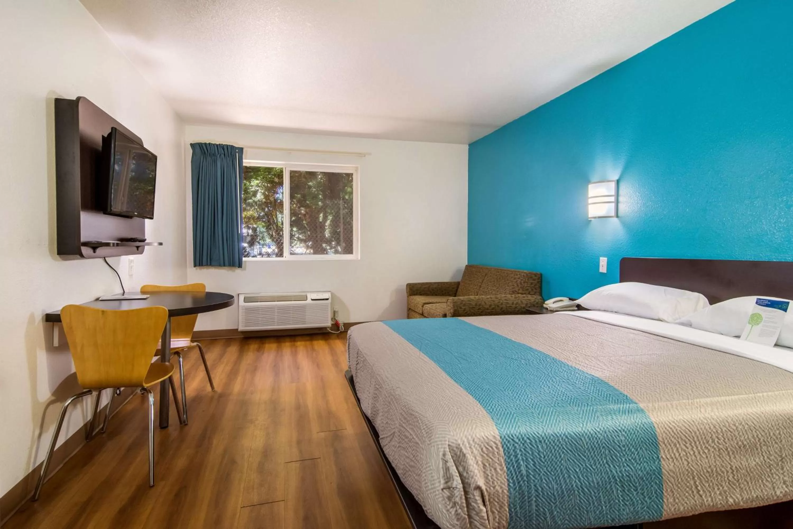 TV and multimedia, Bed in Motel 6 Portland Mall - 205