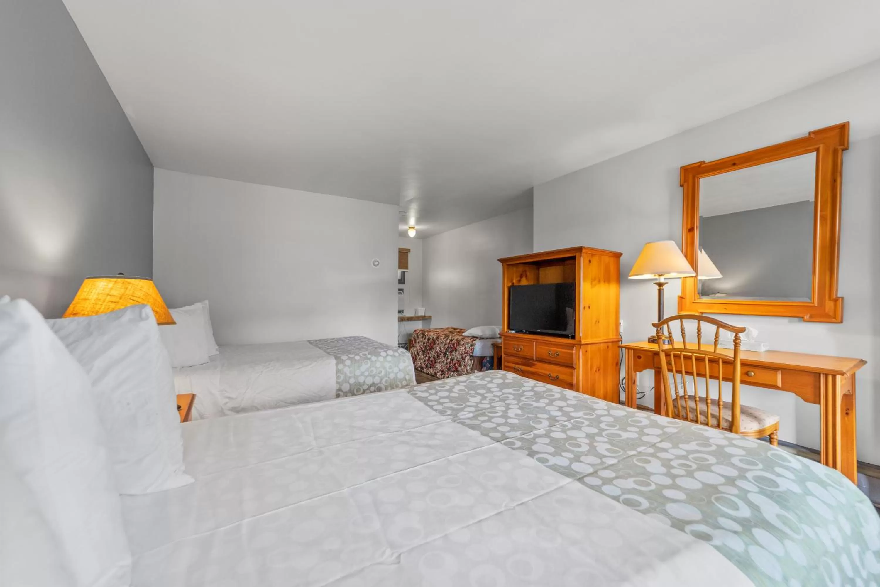 Bed in Glass House Inn Erie Near I-90 & I-79