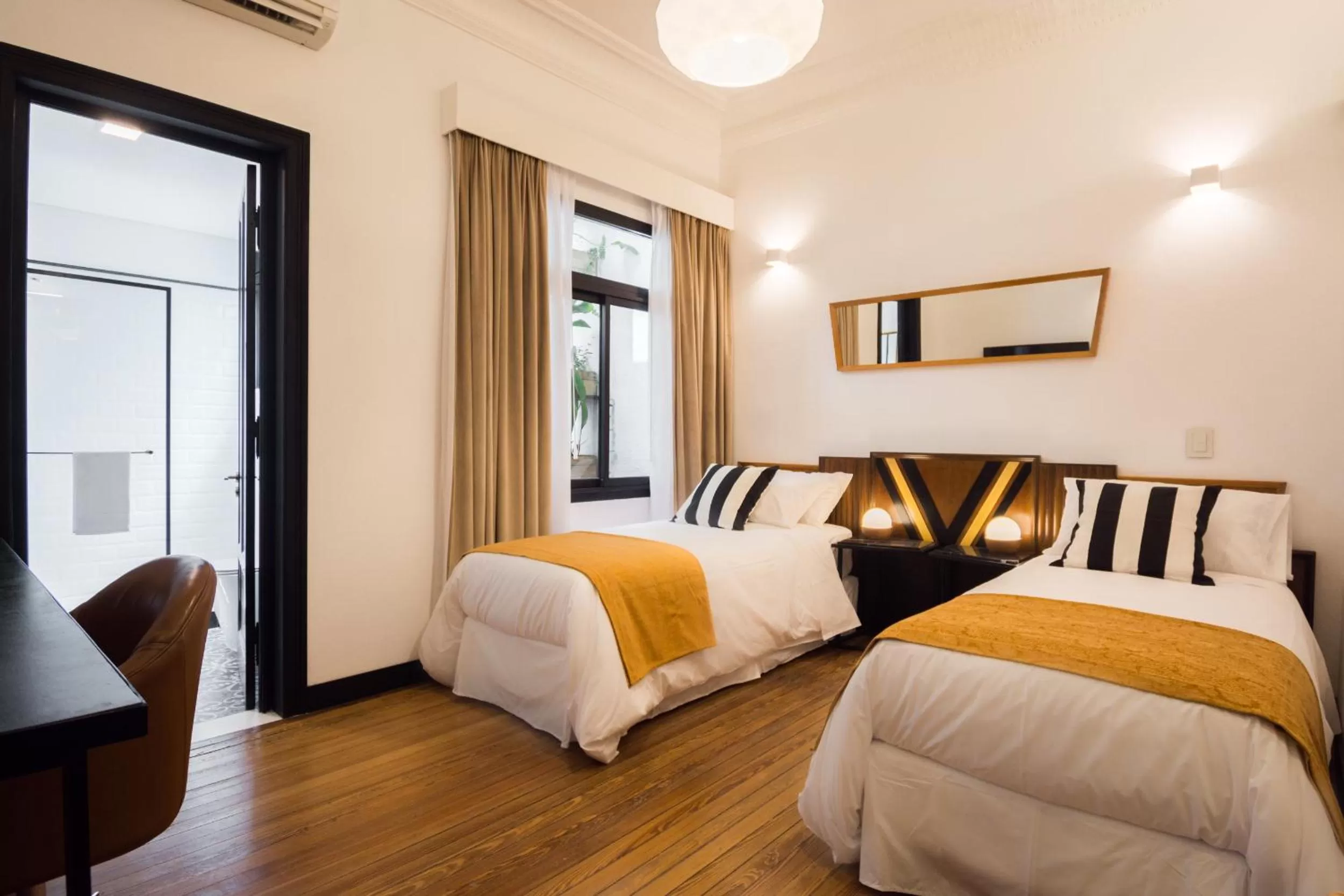 Bathroom, Bed in FAUNA Montevideo