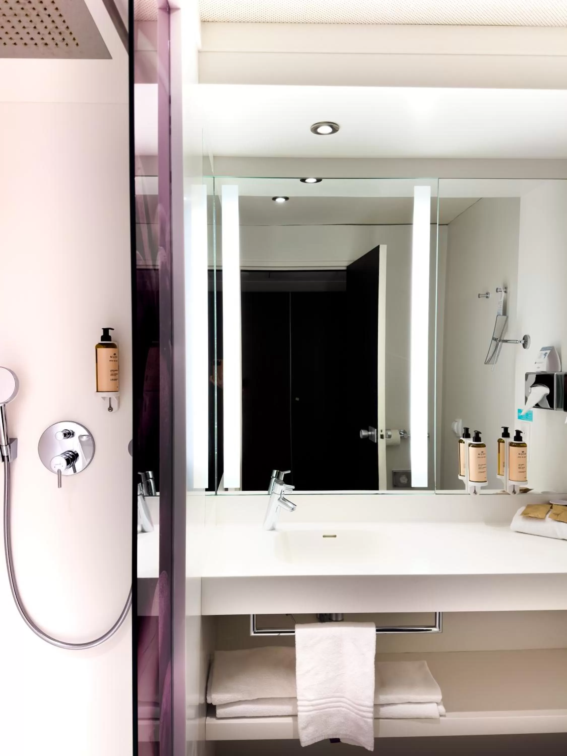 Bathroom in Mercure Reims Centre Cathédrale