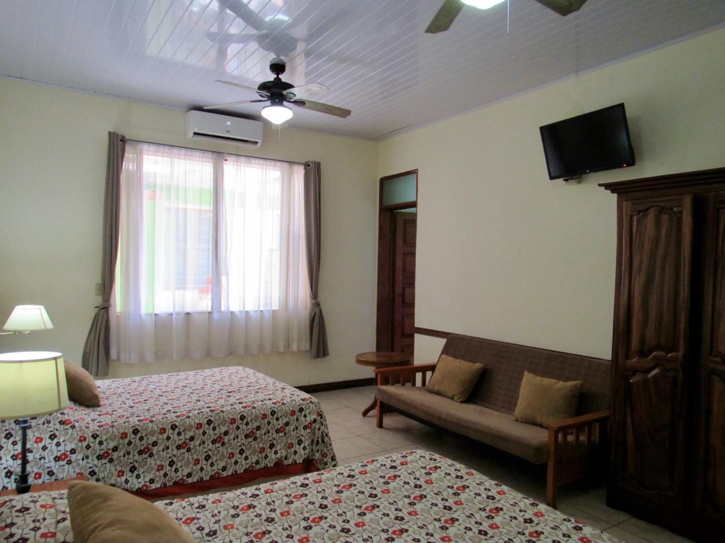 Communal lounge/ TV room, Bed in Hotel La Guaria Inn & Suites