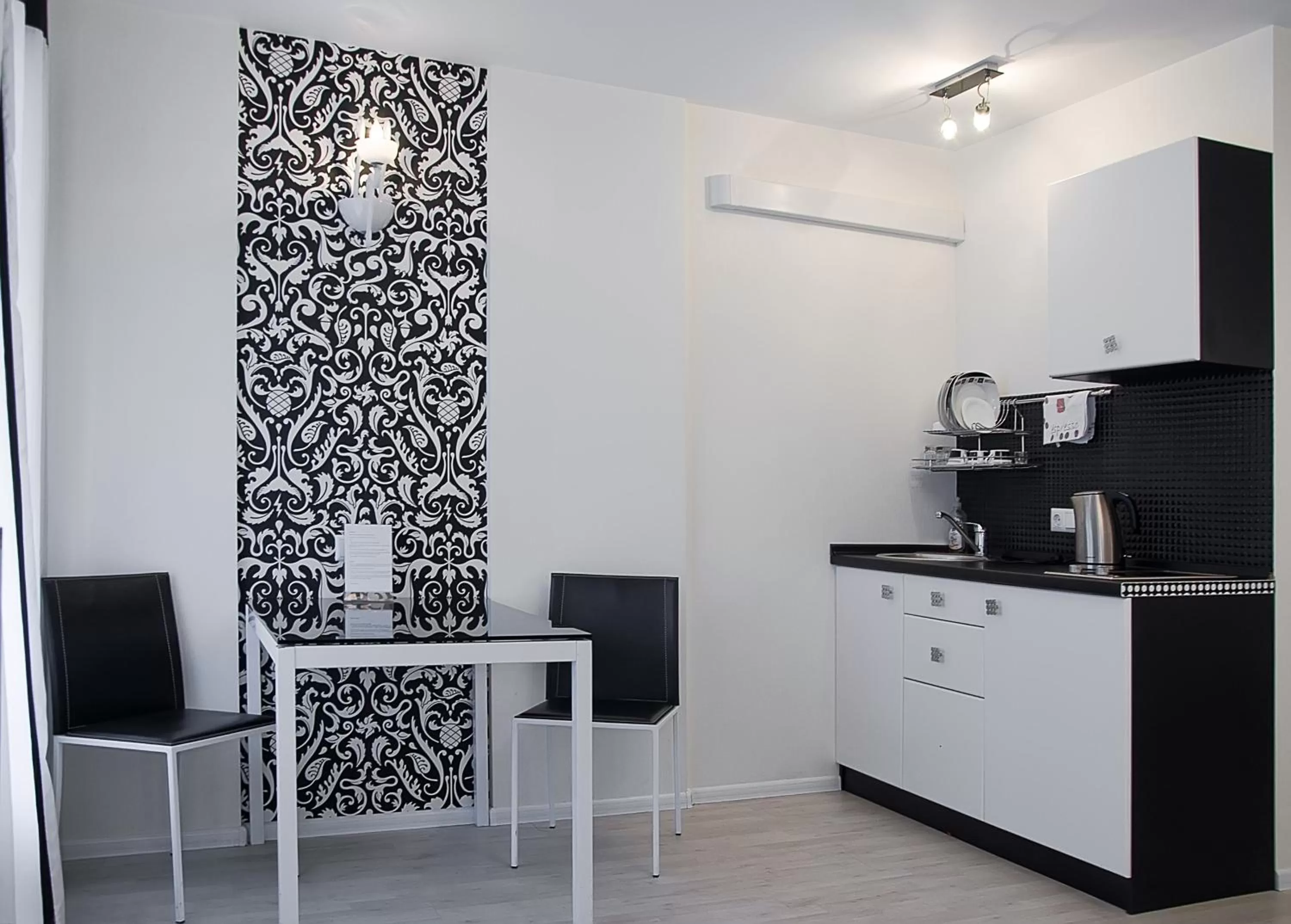 Kitchen or kitchenette, TV/Entertainment Center in Partner Guest House