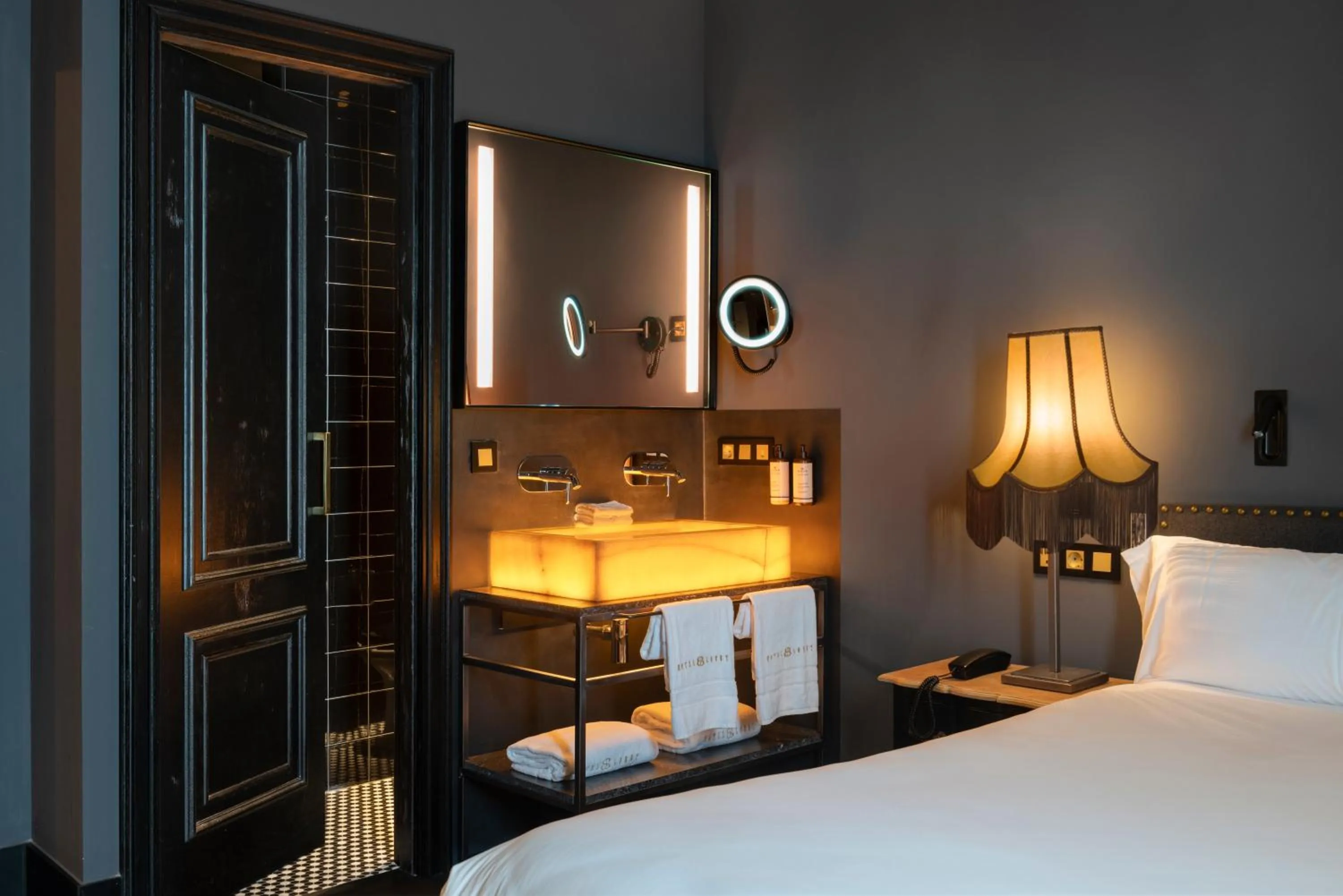 Bathroom, Bed in Hotel Lobby