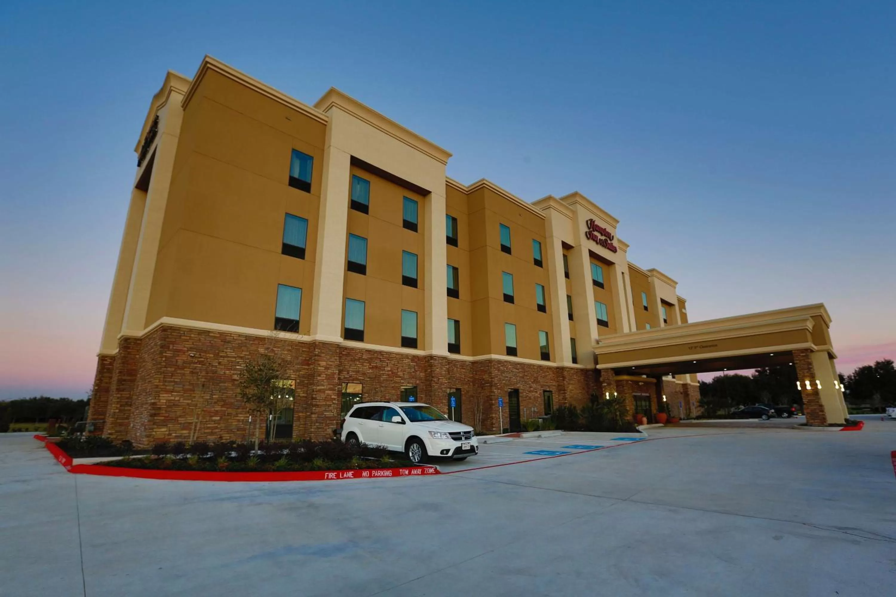 Property building in Hampton Inn and Suites Missouri City