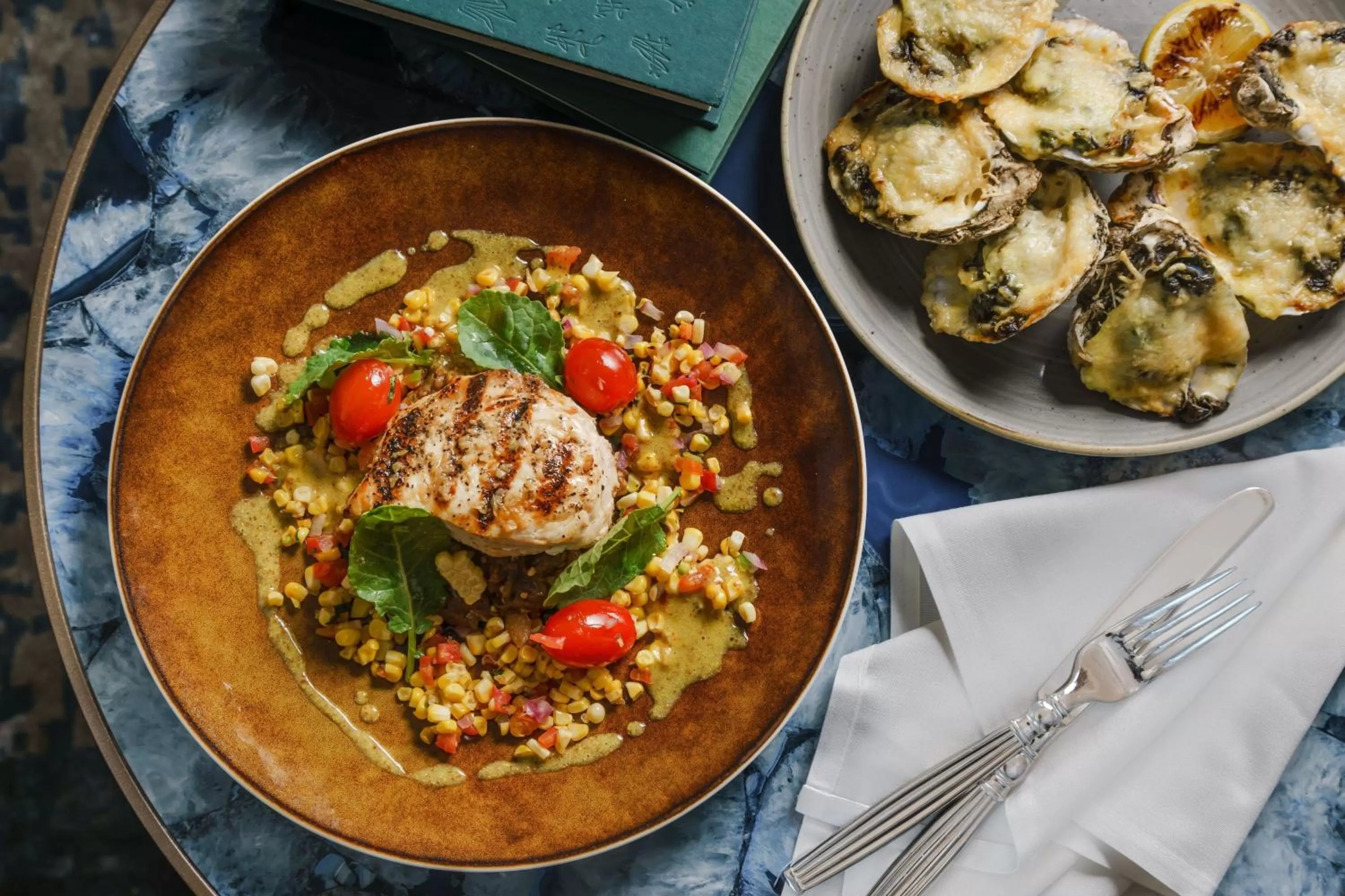 Lounge or bar in The Algonquin Hotel Times Square, Autograph Collection
