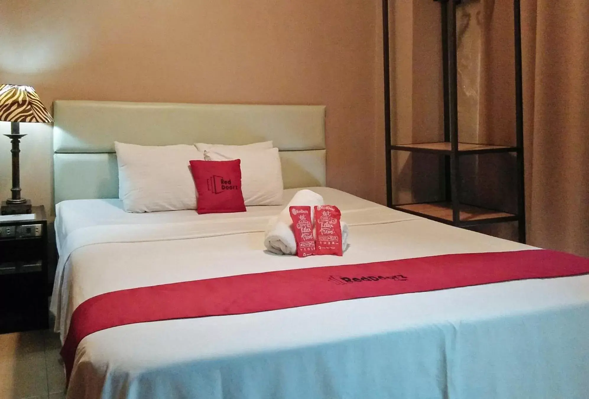 Standard Double Room in RedDoorz near Landers Superstore Cebu City Standard Double Room in RedDoorz near Landers Superstore Cebu City