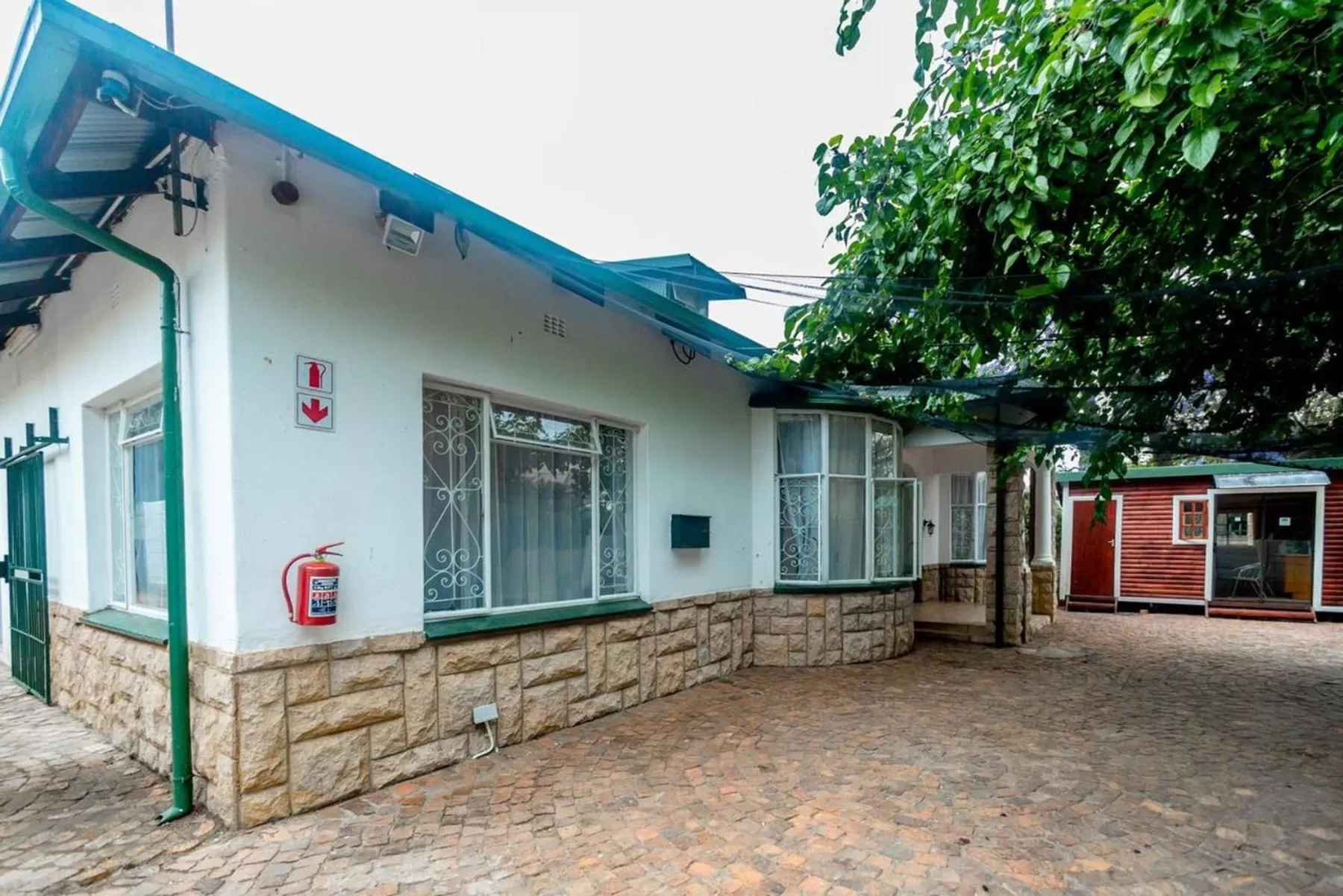 Property building in 54 Brecher