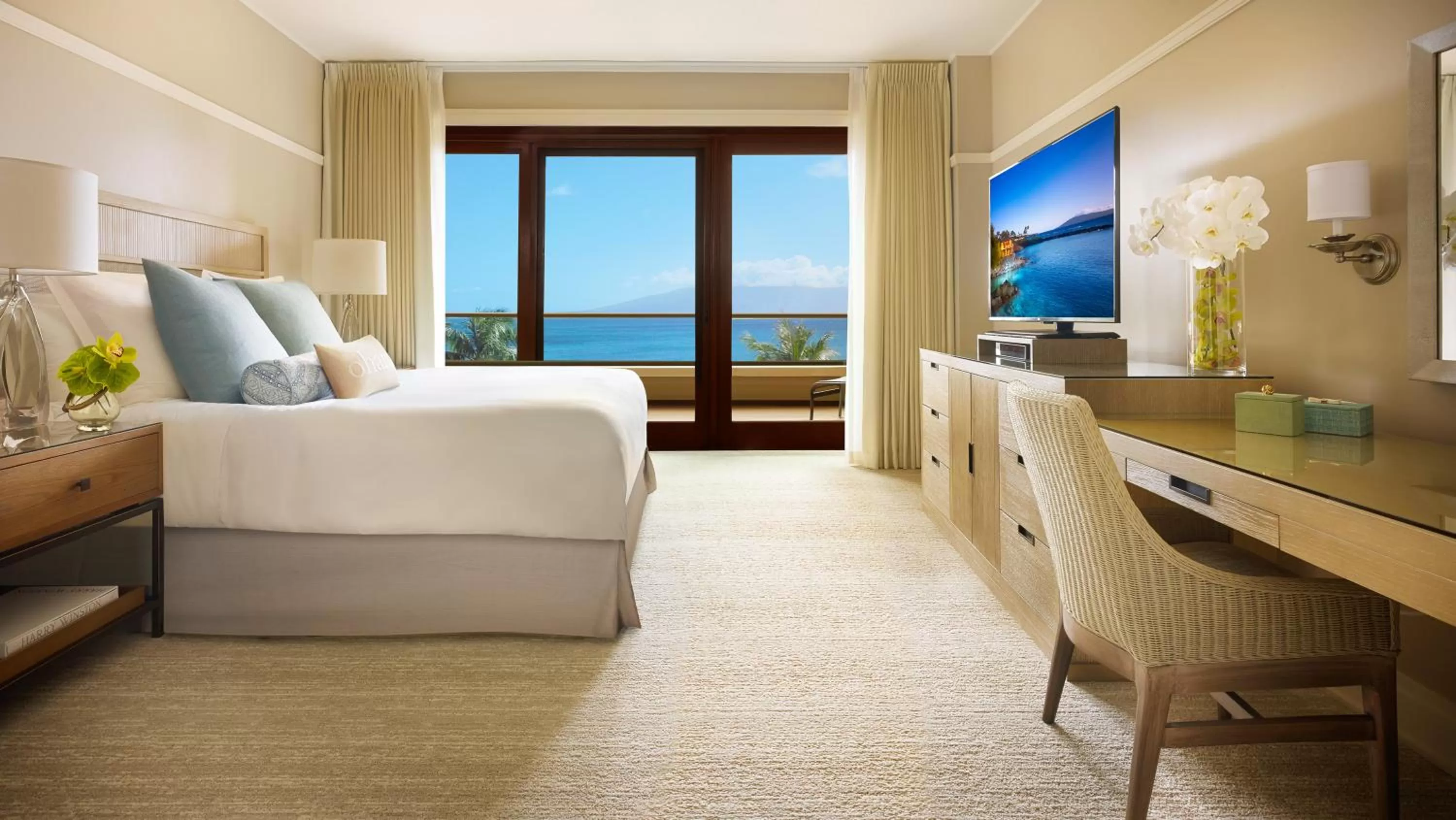 Bedroom, Bed in Montage Kapalua Bay