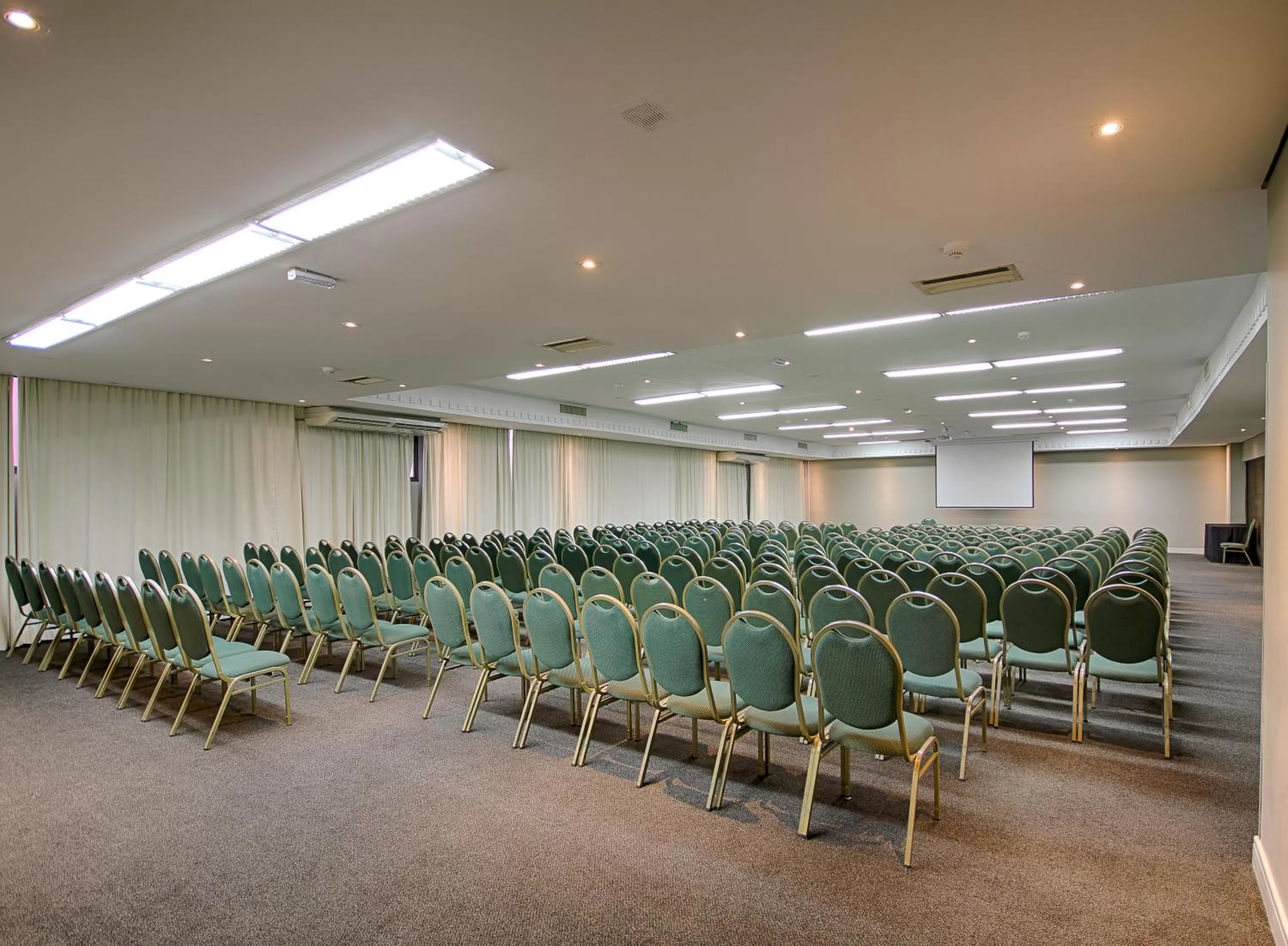 Meeting/conference room in Hotel Victoria Villa Curitiba by Nacional Inn