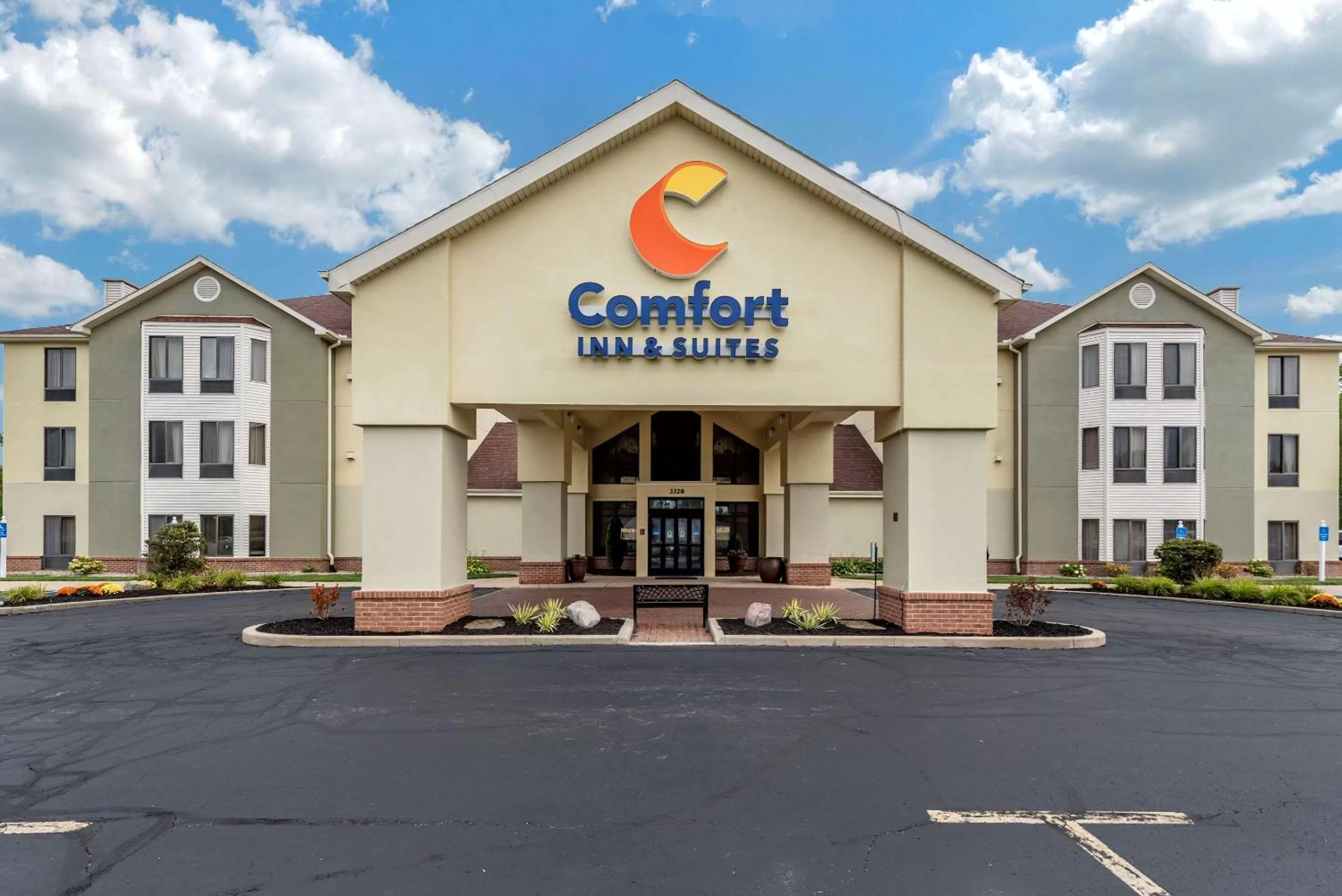 Property building in Comfort Inn & Suites Warsaw near US-30