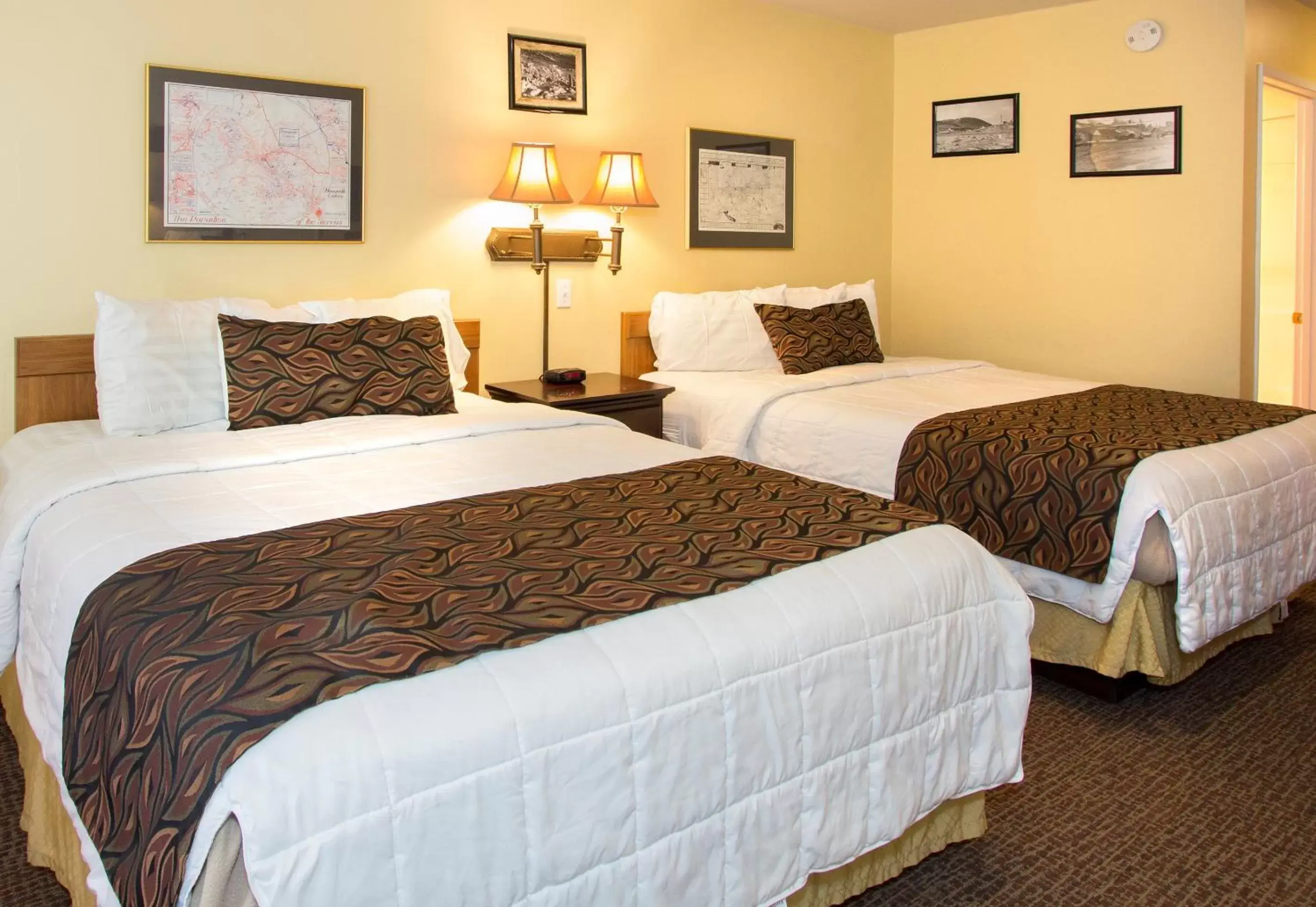 Queen Room with Two Queen Beds in Holiday Haus Queen Room with Two Queen Beds in Holiday Haus