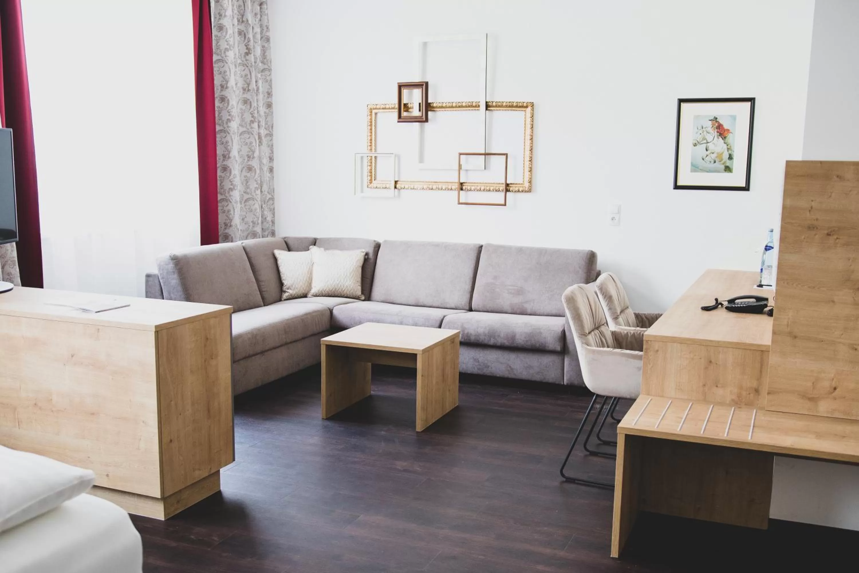 Photo of the whole room, Seating Area in EDELMANNs Hotel