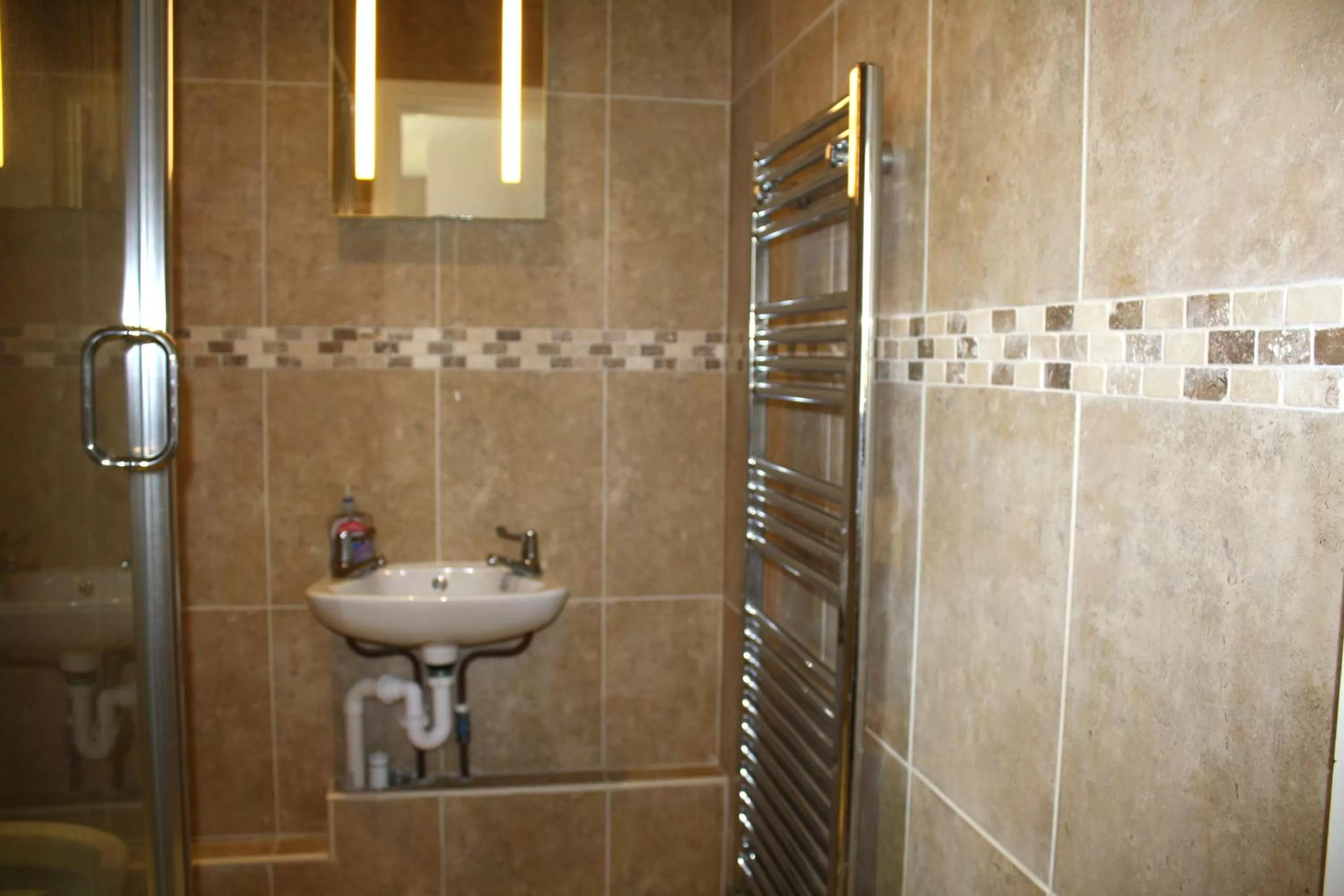 Shower in B&B Dorwyn Manor