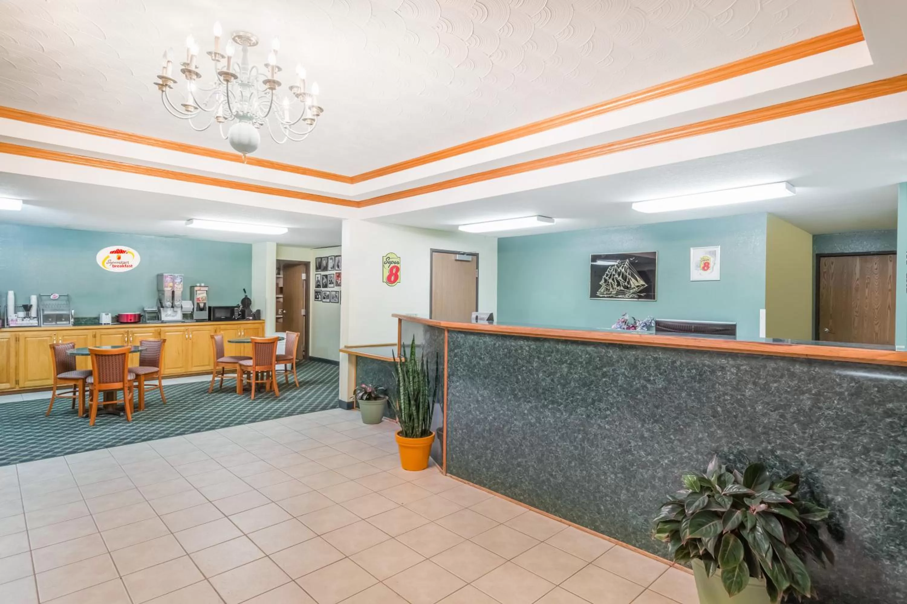 Super 8 by Wyndham Holton