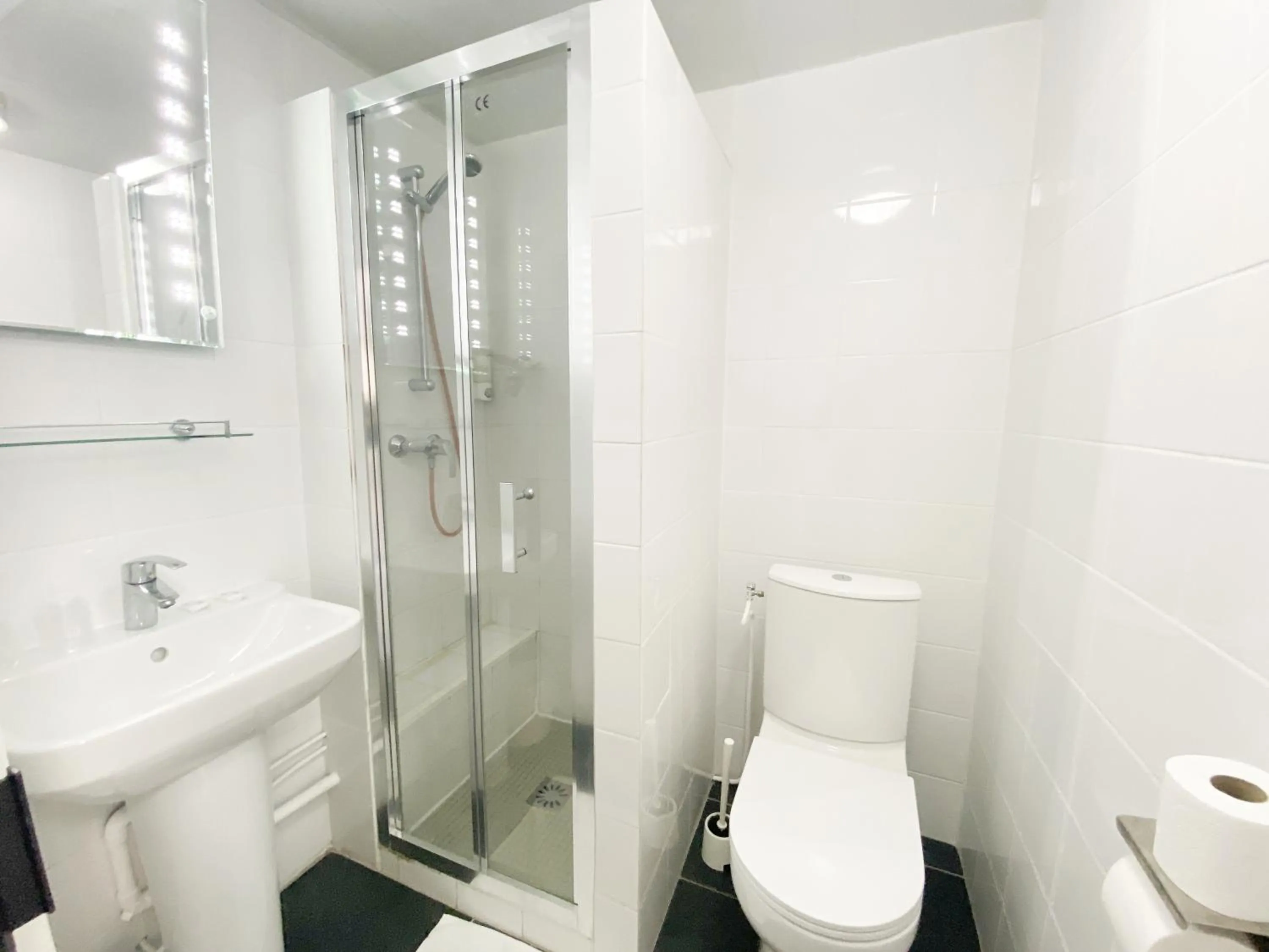 Bathroom in Hotel Aviatic