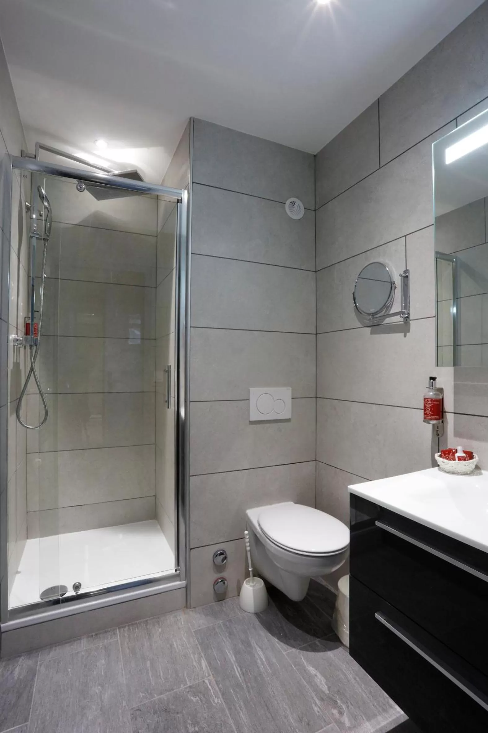 Bathroom in Hotel Montbrillant