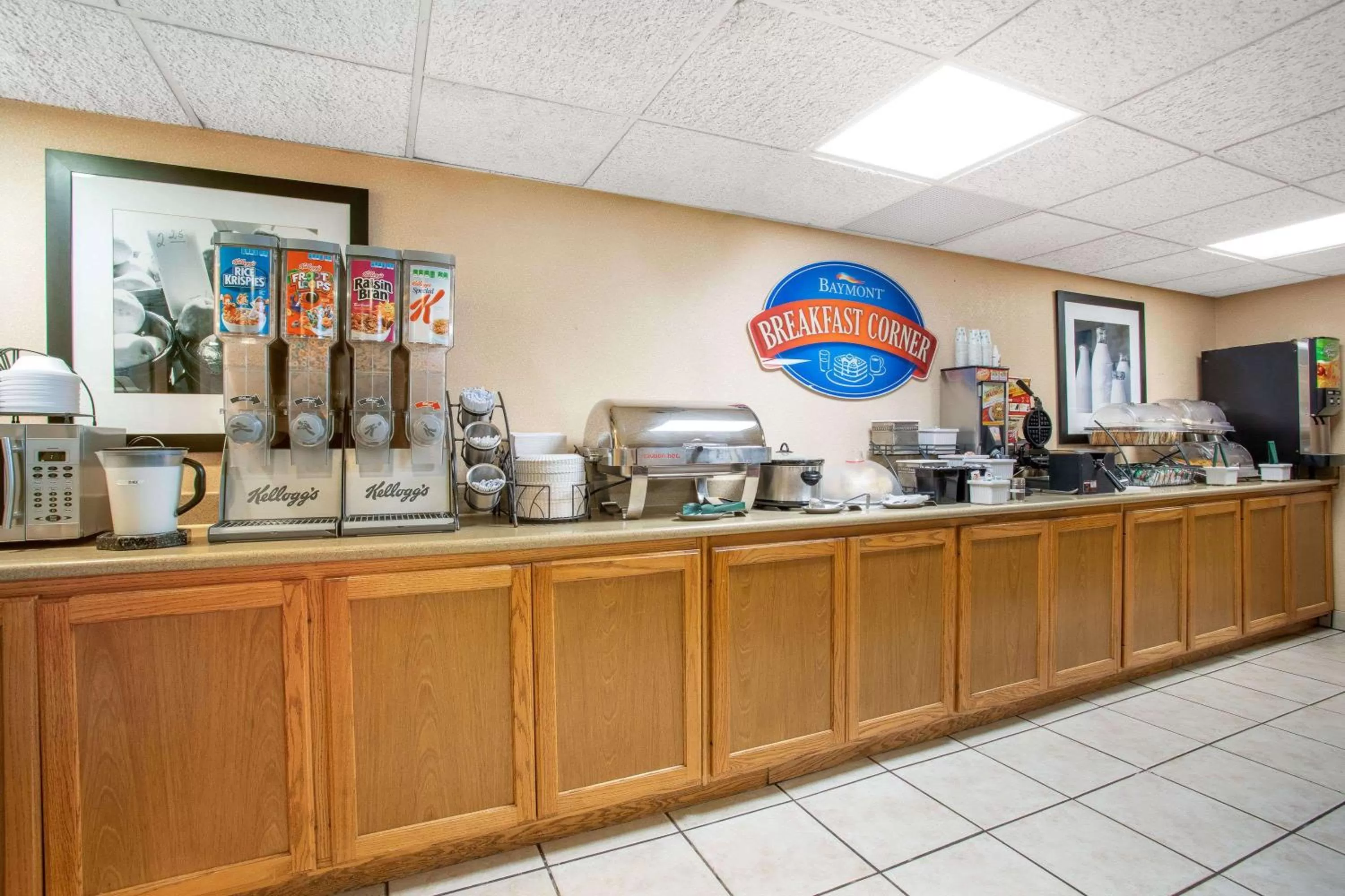 Restaurant/places to eat in Baymont by Wyndham Hays