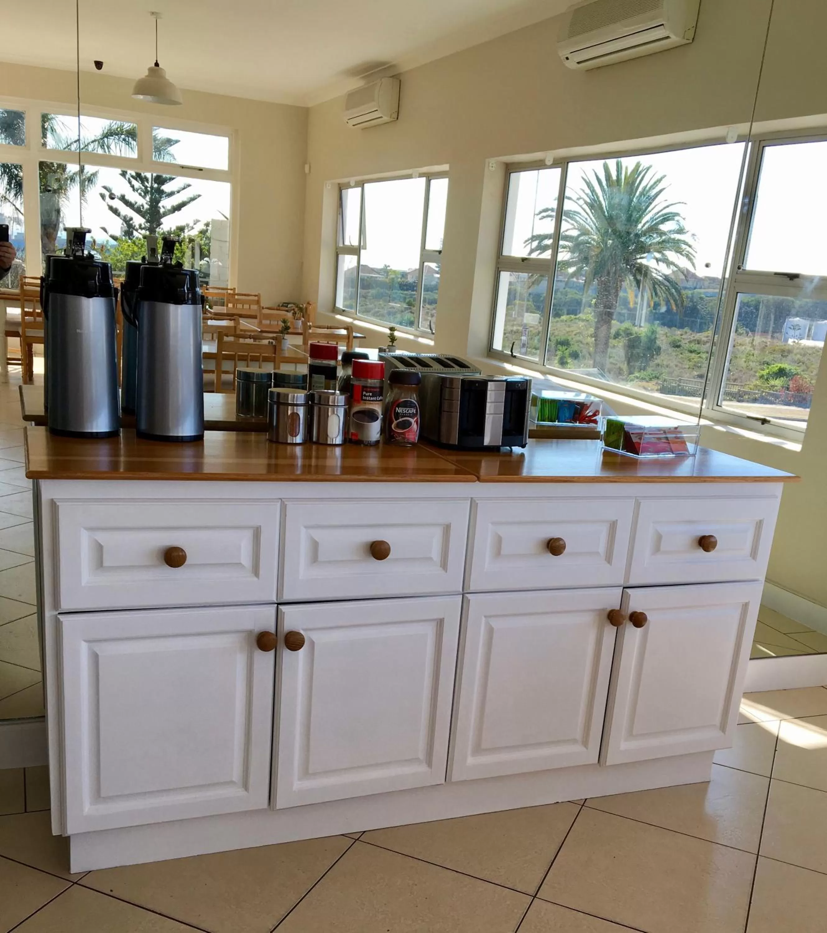 Restaurant/places to eat in La Mer Guesthouse