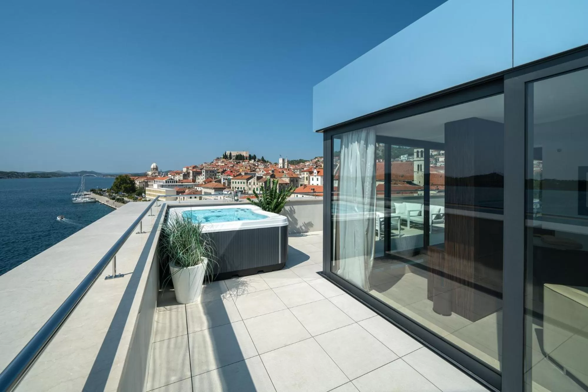 Balcony/Terrace in Bellevue Superior City Hotel