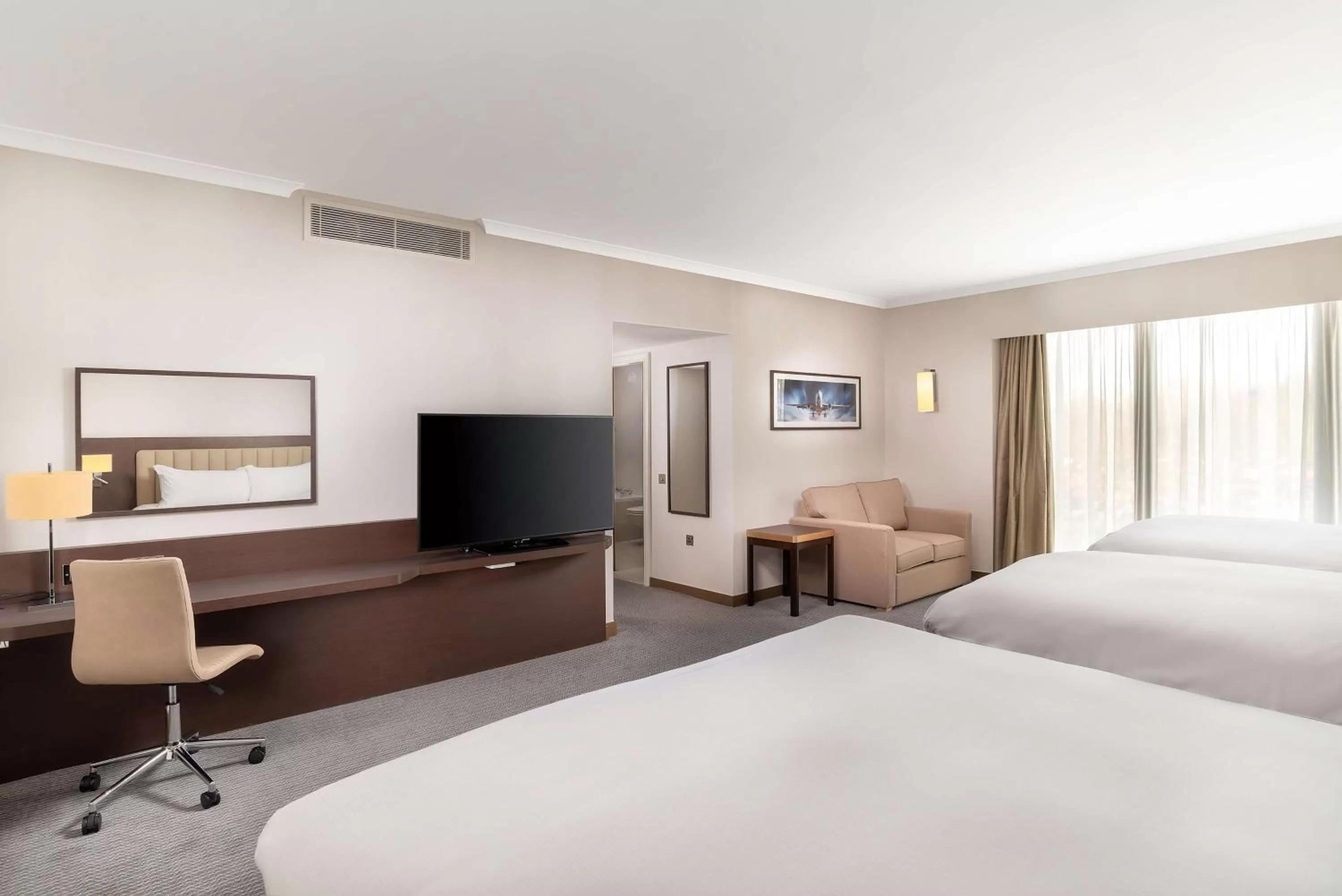 Bedroom, Bed in Hilton London Gatwick Airport