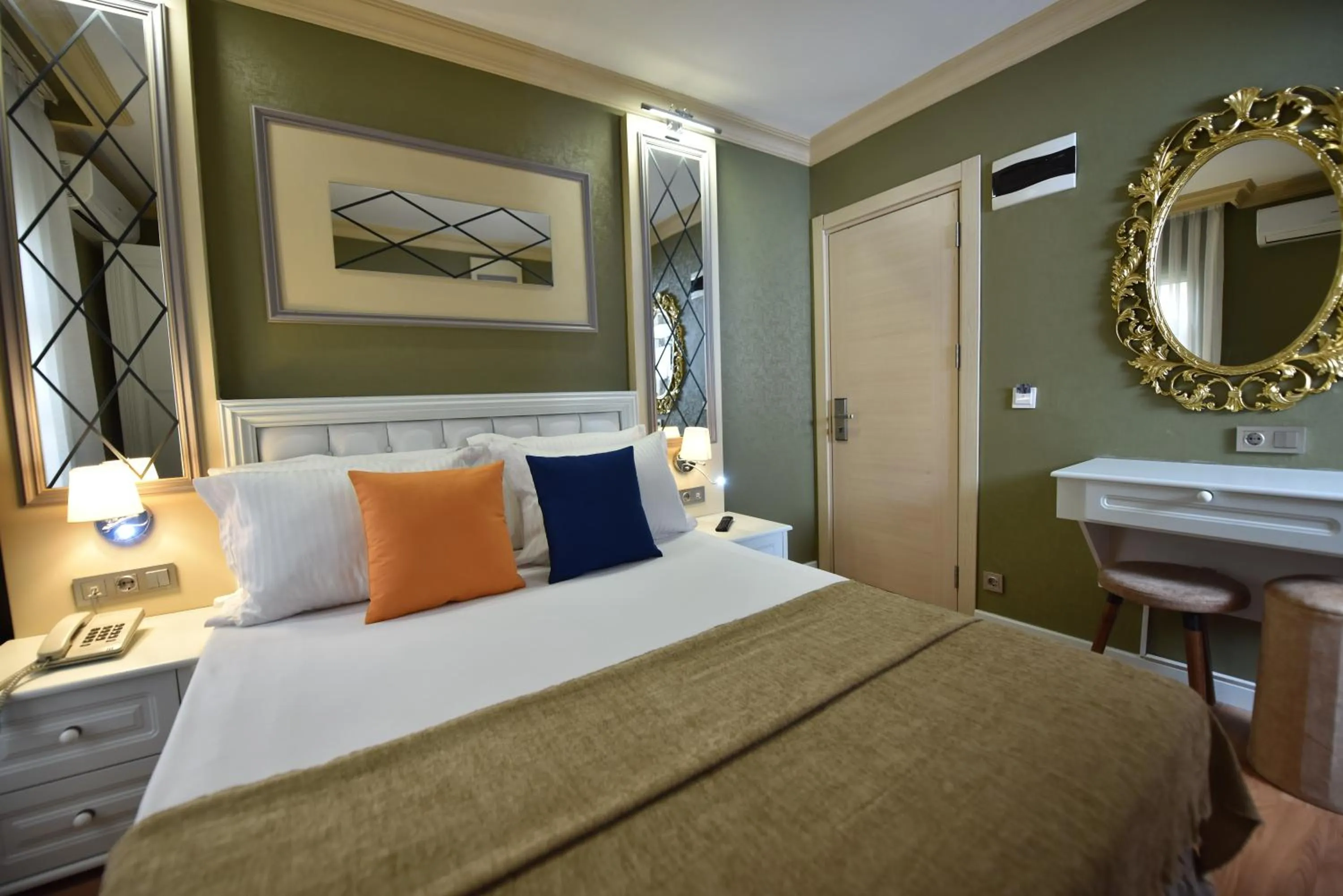 Decorative detail, Bed in Sunlight Hotel