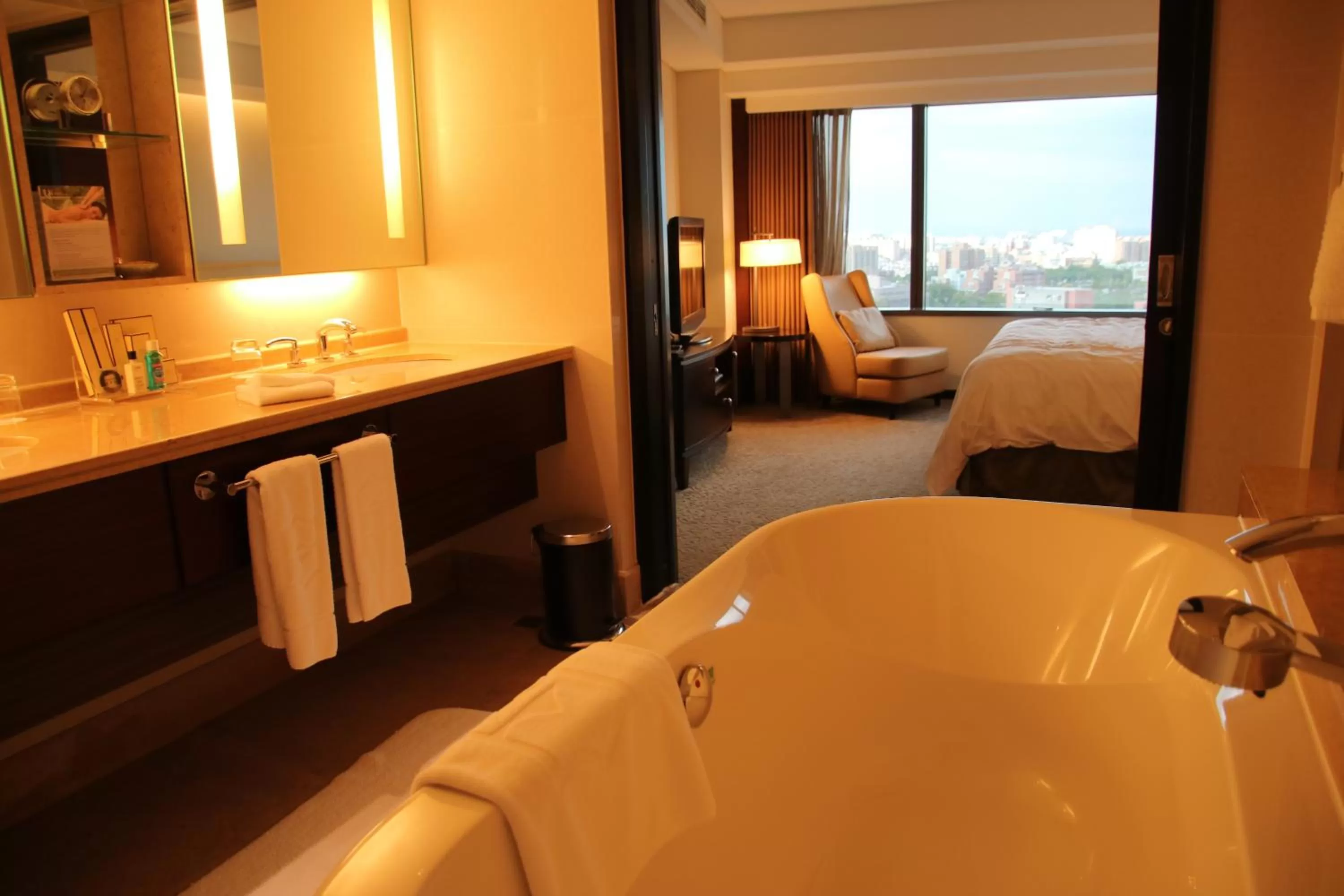 Shower, Bed in Shangri-La Far Eastern Tainan