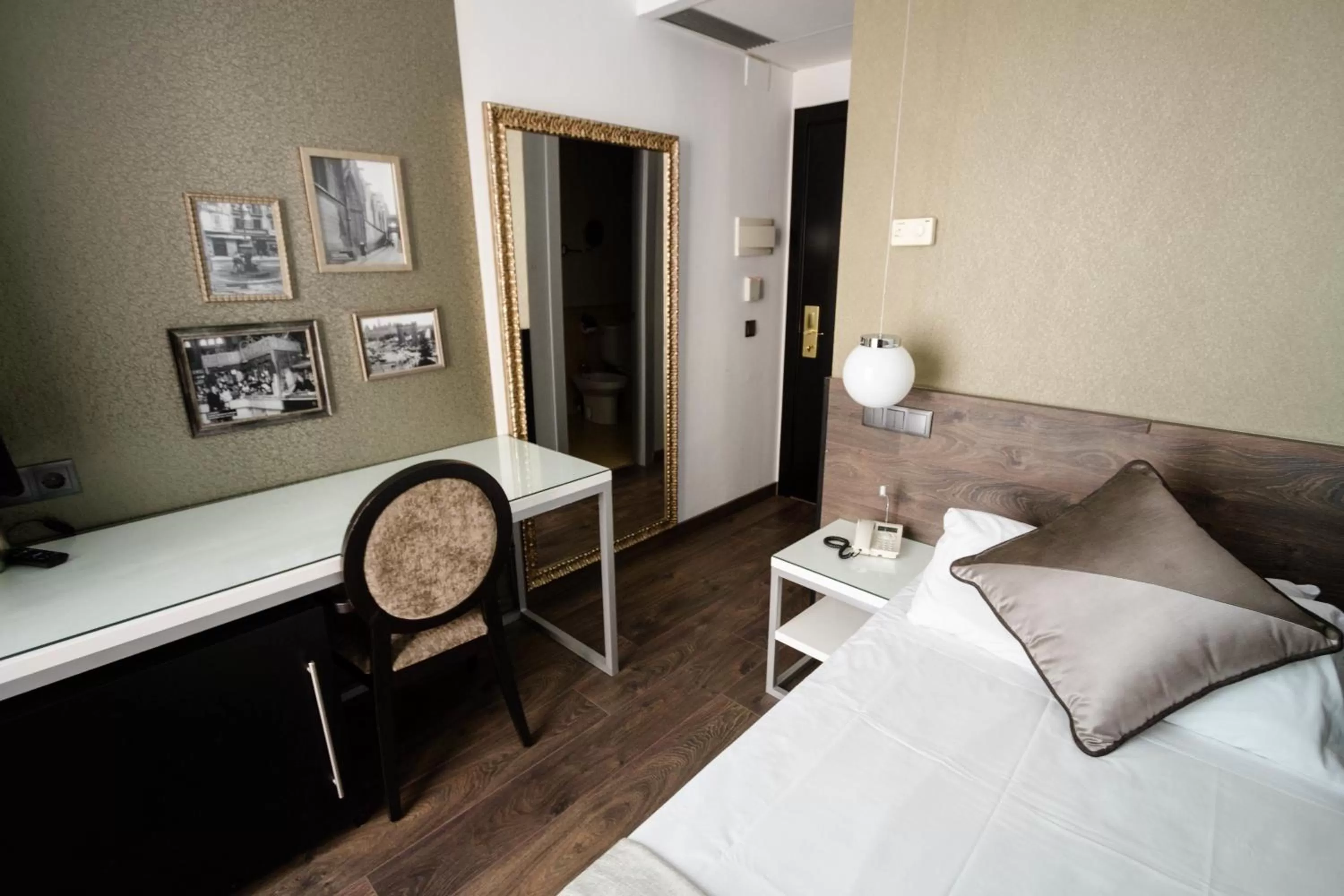 Bedroom, Bed in Moderno