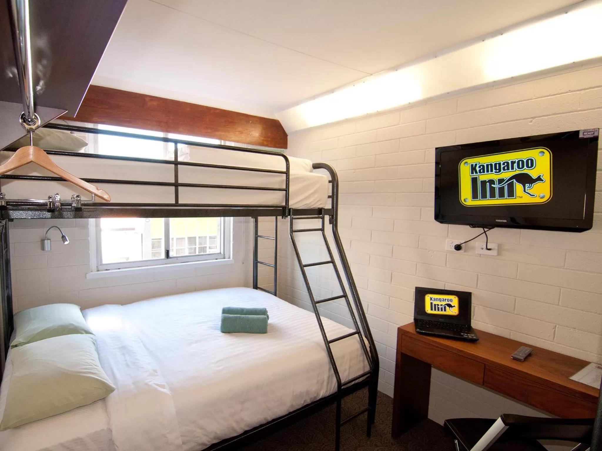 Day, Bed in Kangaroo Inn