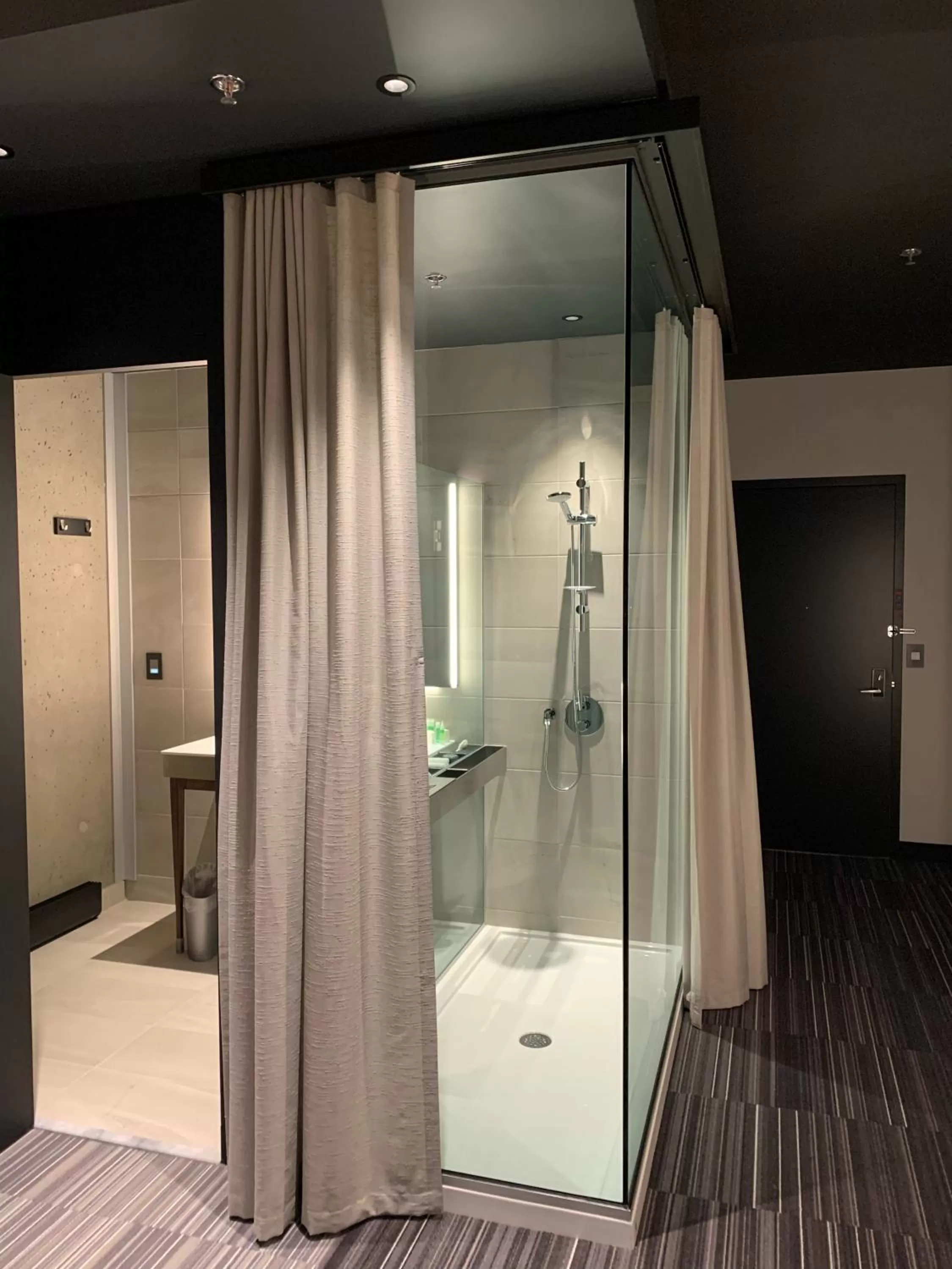 Shower in Grand Hotel TiMES Blainville-Mirabel