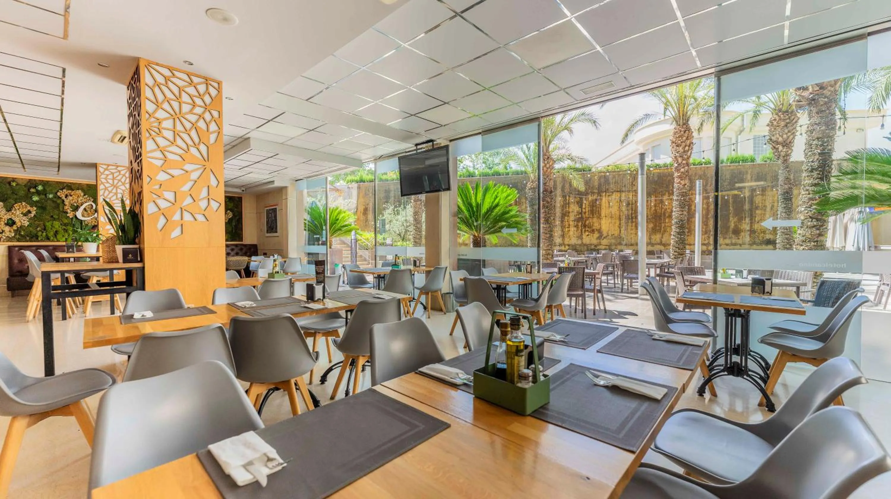 Dining area in Checkin Camino de Granada