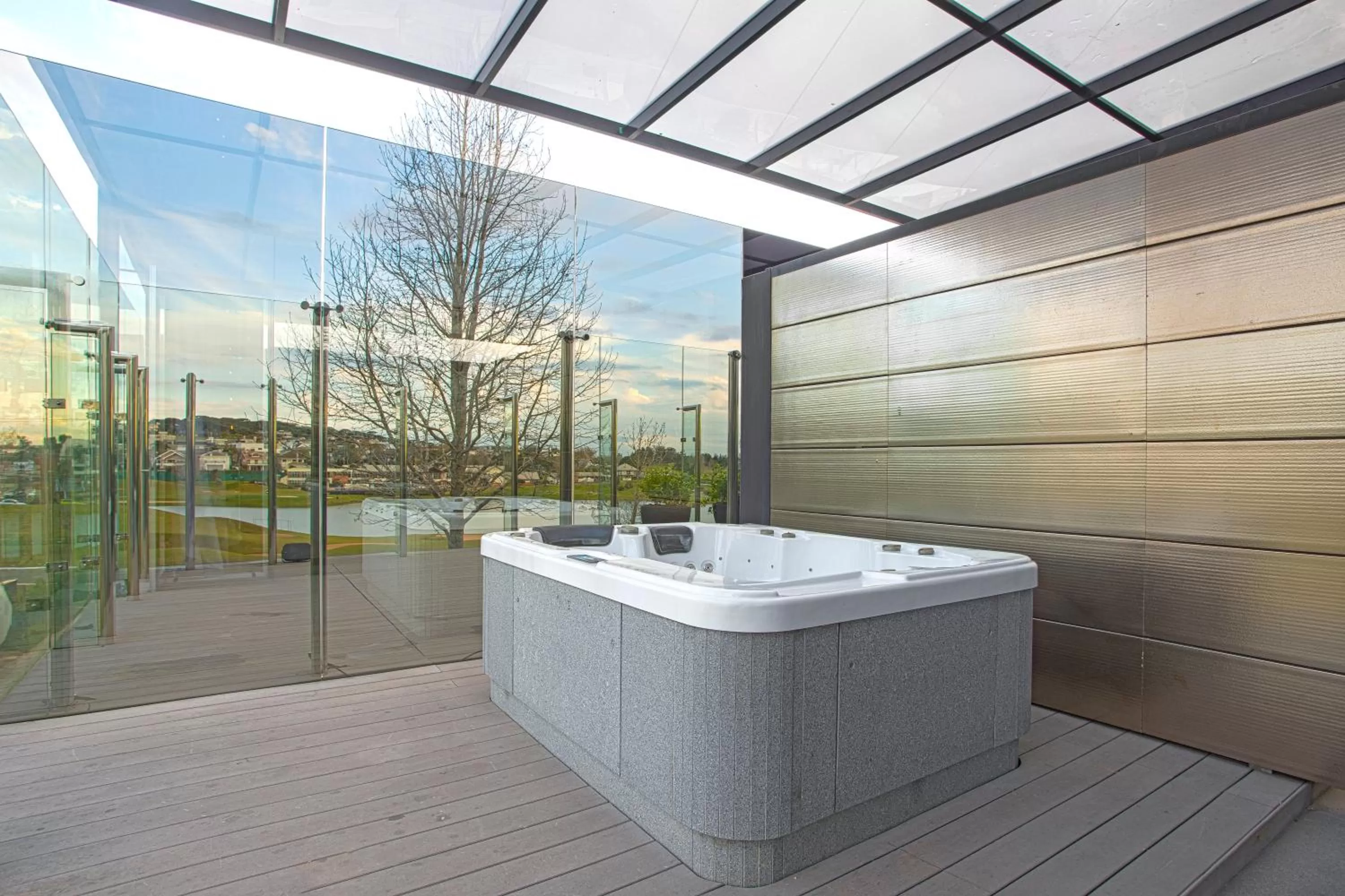 Hot Tub in Suryaa Hotel Pinhais, Curio Collection by Hilton