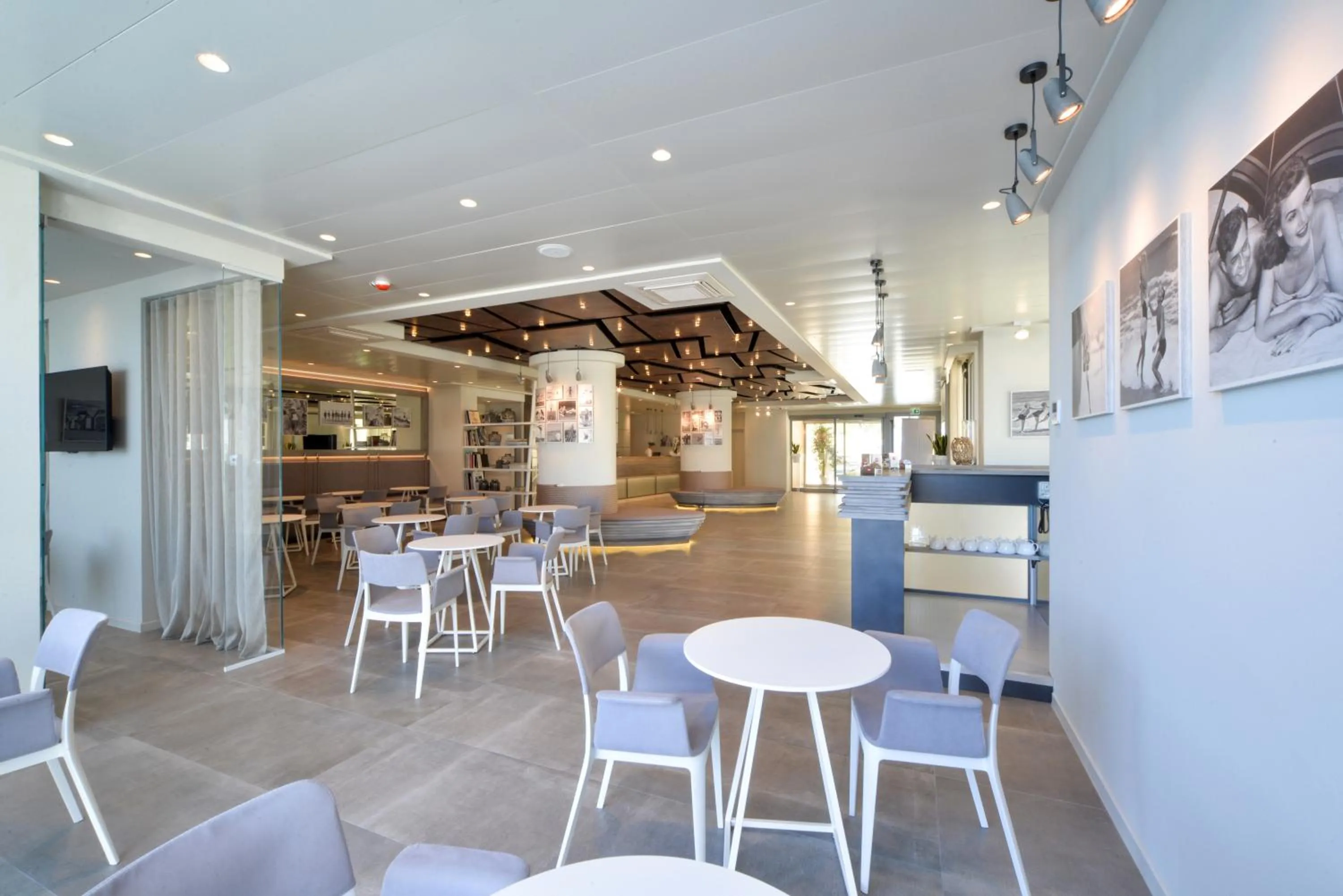 Communal lounge/ TV room in Nautilus Family Hotel