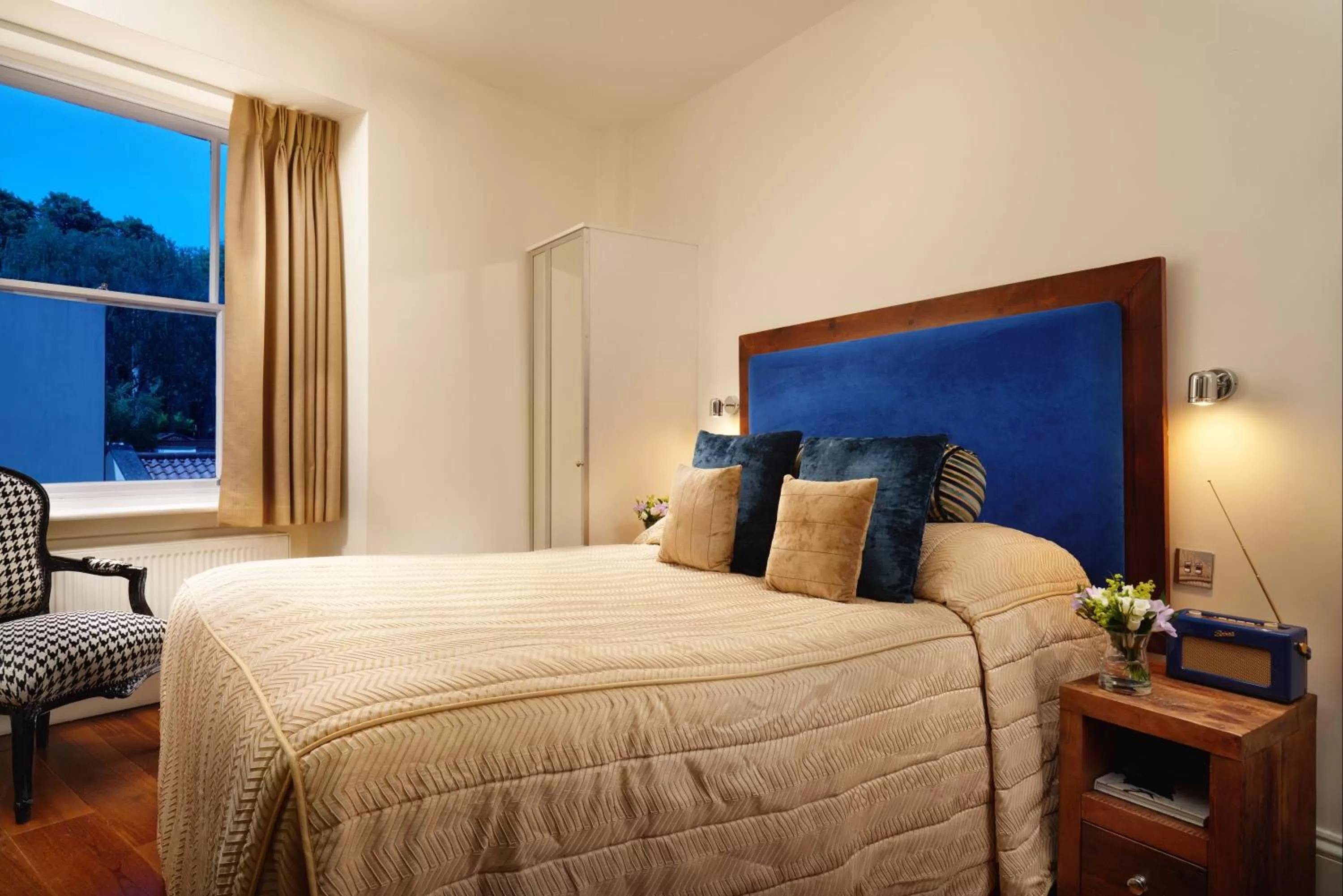 Bed in Berkeley Suites