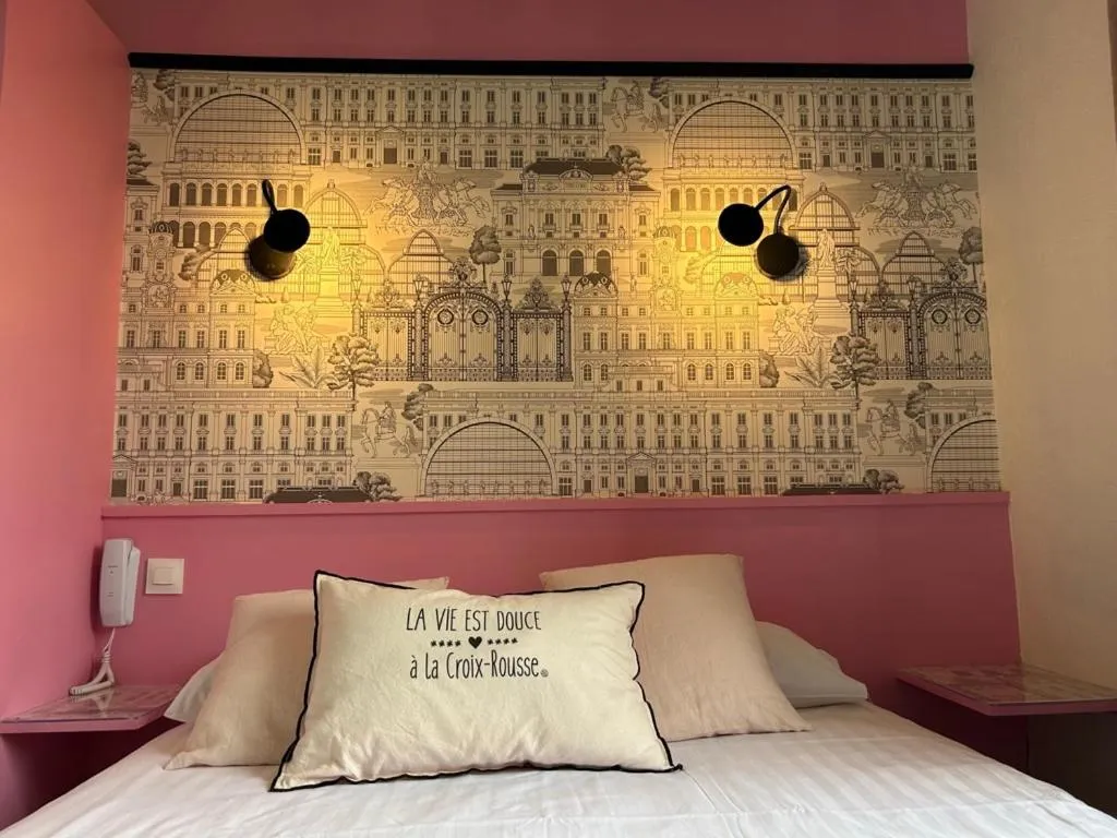 Bed in Hôtel de la Croix-Rousse